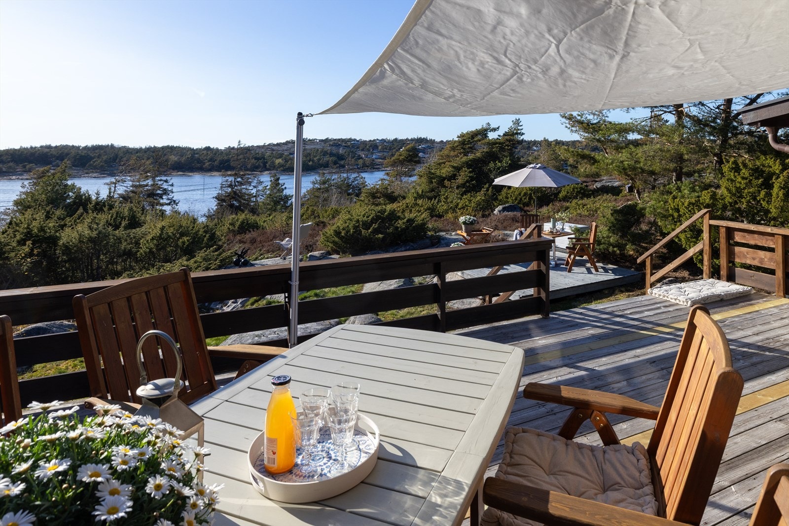 Fra terrassen har du strålende utsikt mot sundet og solnedgangen, og like nedenfor boligen kan du velge mellom strender og svaberg til morgenbadet. Galleribilde