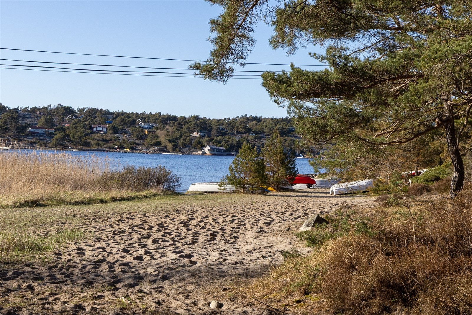 Like nedenfor hytta ligger en fin sandstrand. Her er det langgrunt så fint for familien minste å kunne leke i vannet. Galleribilde