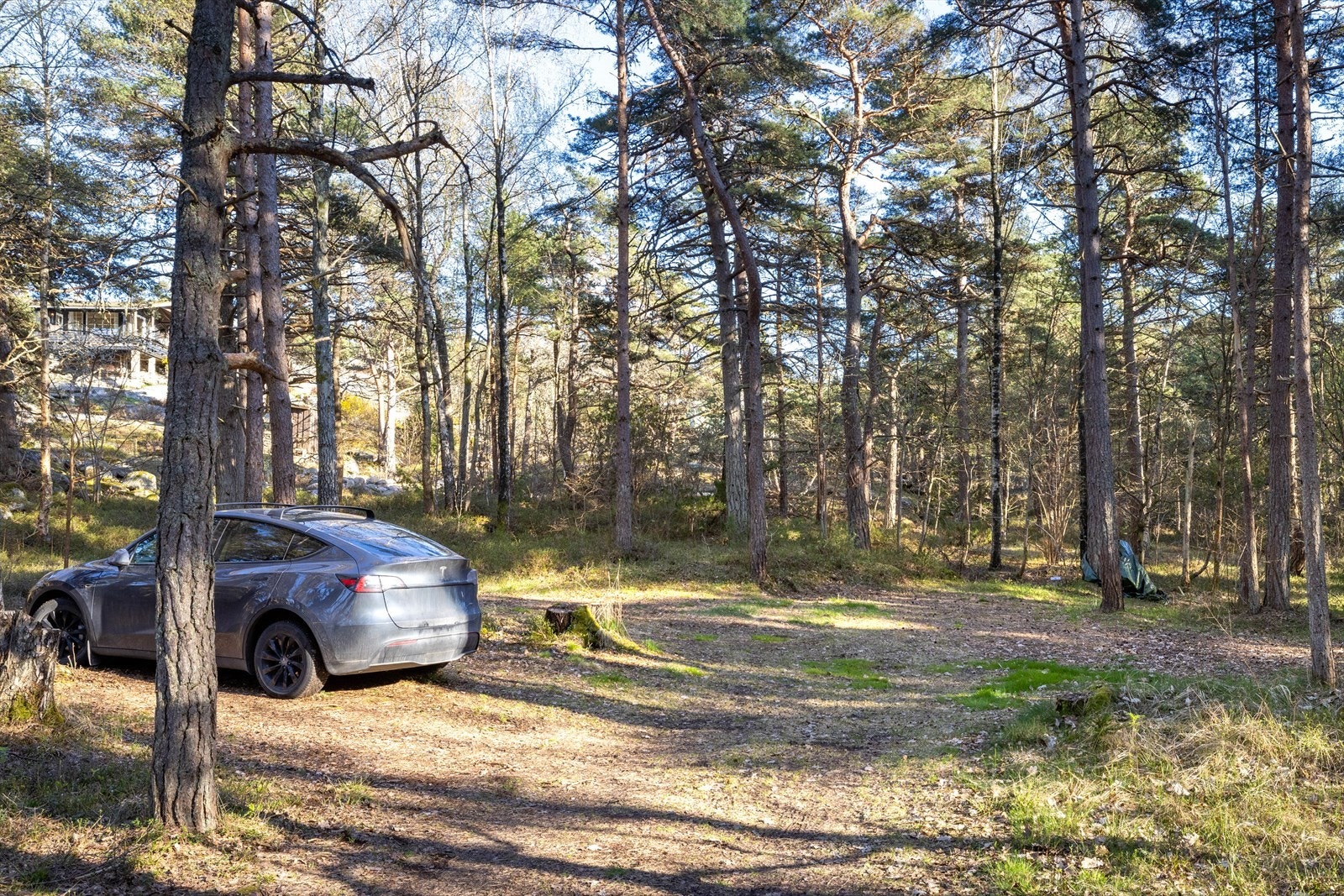 Det er parkeringsavtale for to biler knyttet til eiendommen, denne kan overdras til ny eier. Parkeringsavtalen har fem år varighet (fra og med 2026), med mulighet for fornyelse Galleribilde