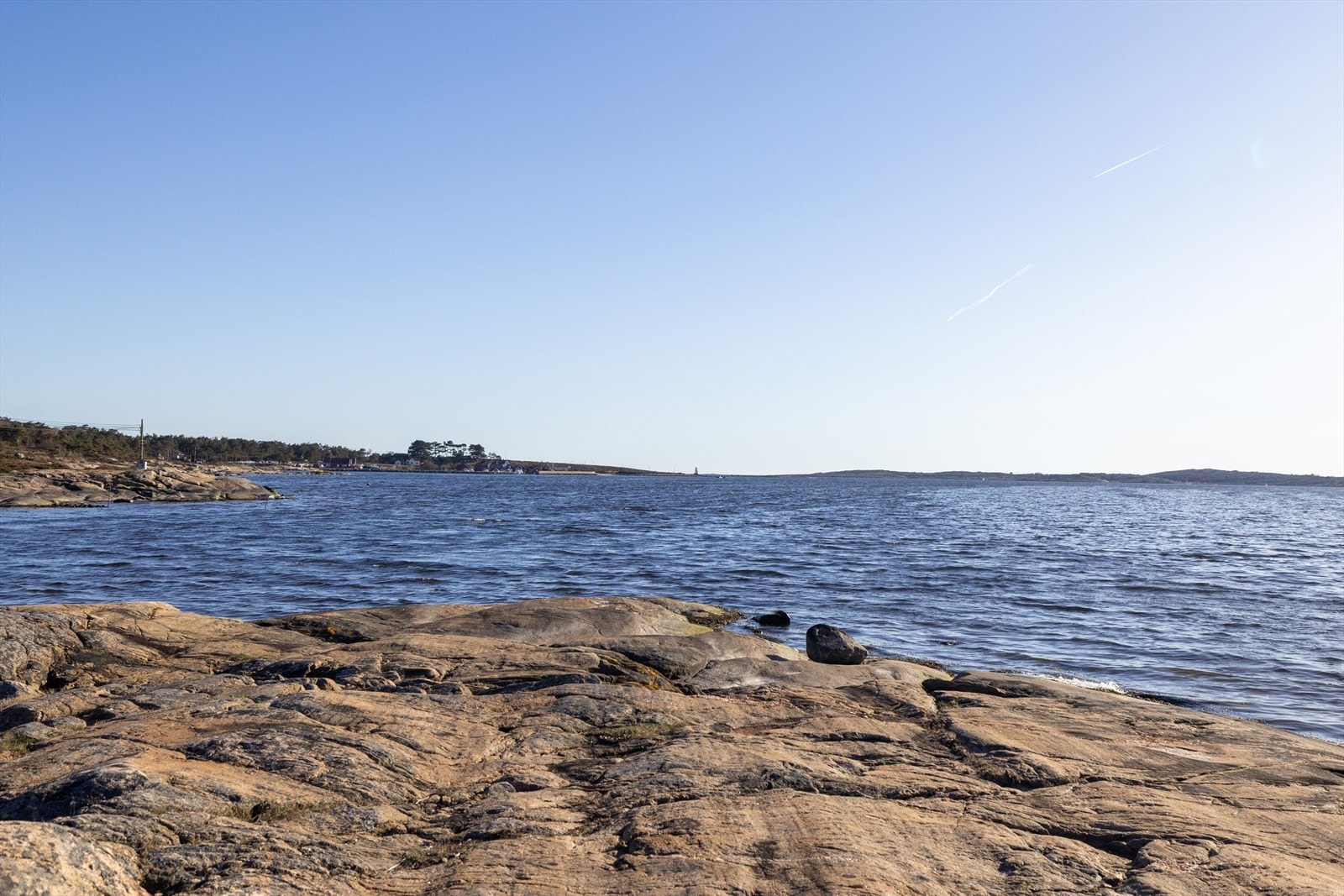 Du kan følge kyststien fra Åsebu, litt nord for boligen, sørover til Brattestø og Pikesten fyr, helt ned til Vikerhavna, og tilbake via Huser. Galleribilde