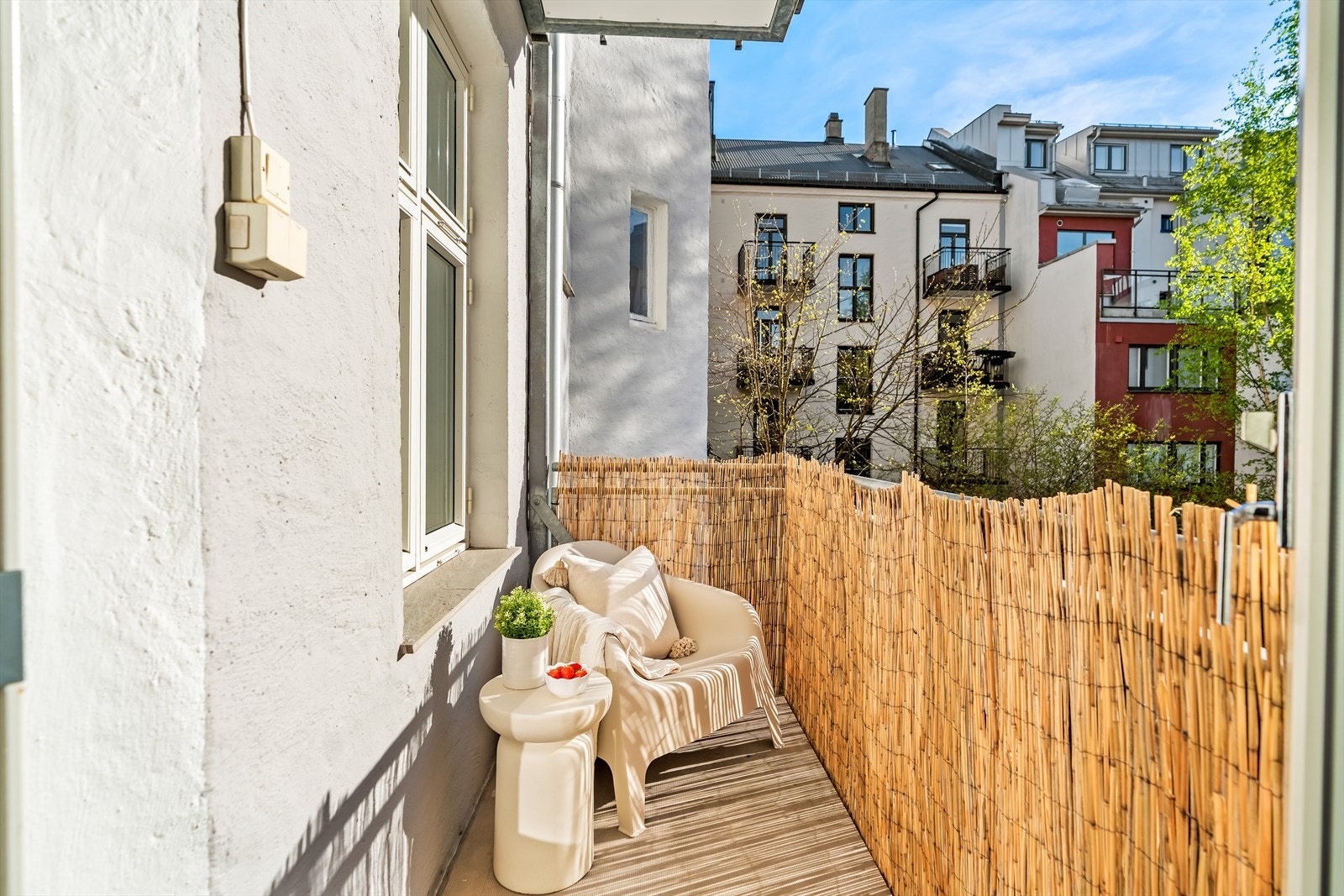Balkongen er 2,9 m², og det er plass til bord og stoler. Galleribilde