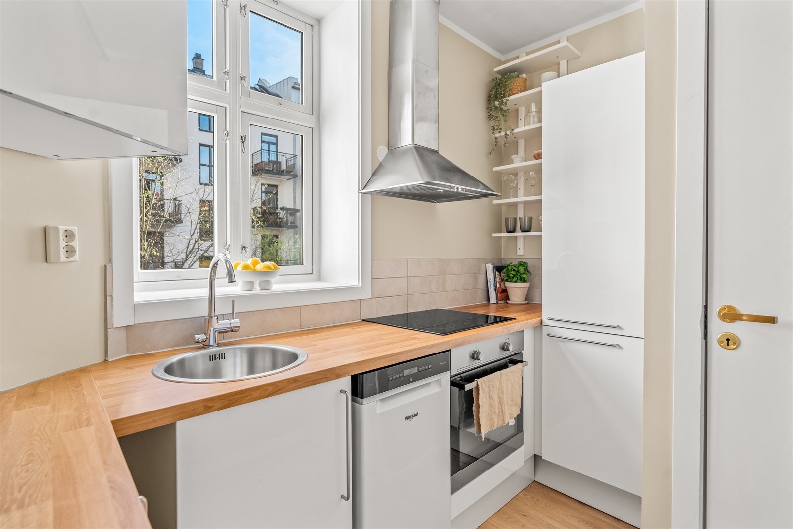 Kjøkkenet er separat, og er godt utnyttet. Innredningen er av ukjent alder, men har skap med glatte, folierte fronter samt benkeplate i laminat med nedfelt kum i rustfritt stål. Galleribilde