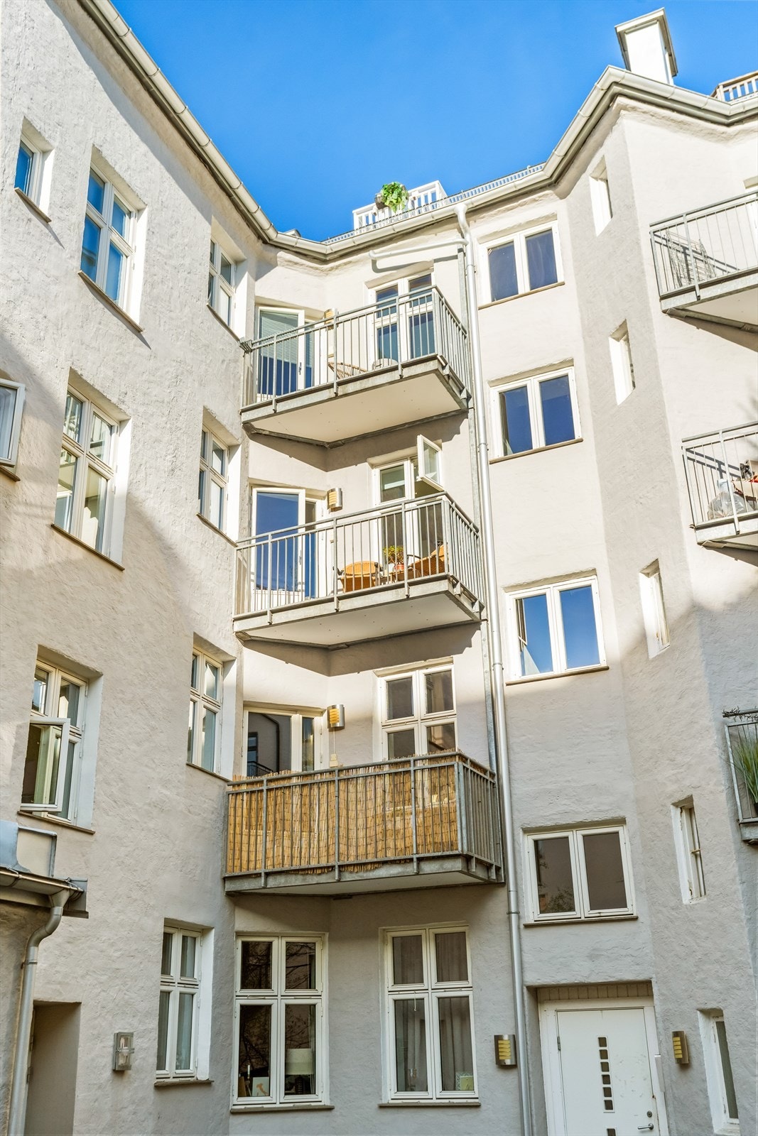 Her bor du med kort avstand til alt av urbane fasiliteter, samtidig som området byr på rolige omgivelser og grønne lounger. Galleribilde