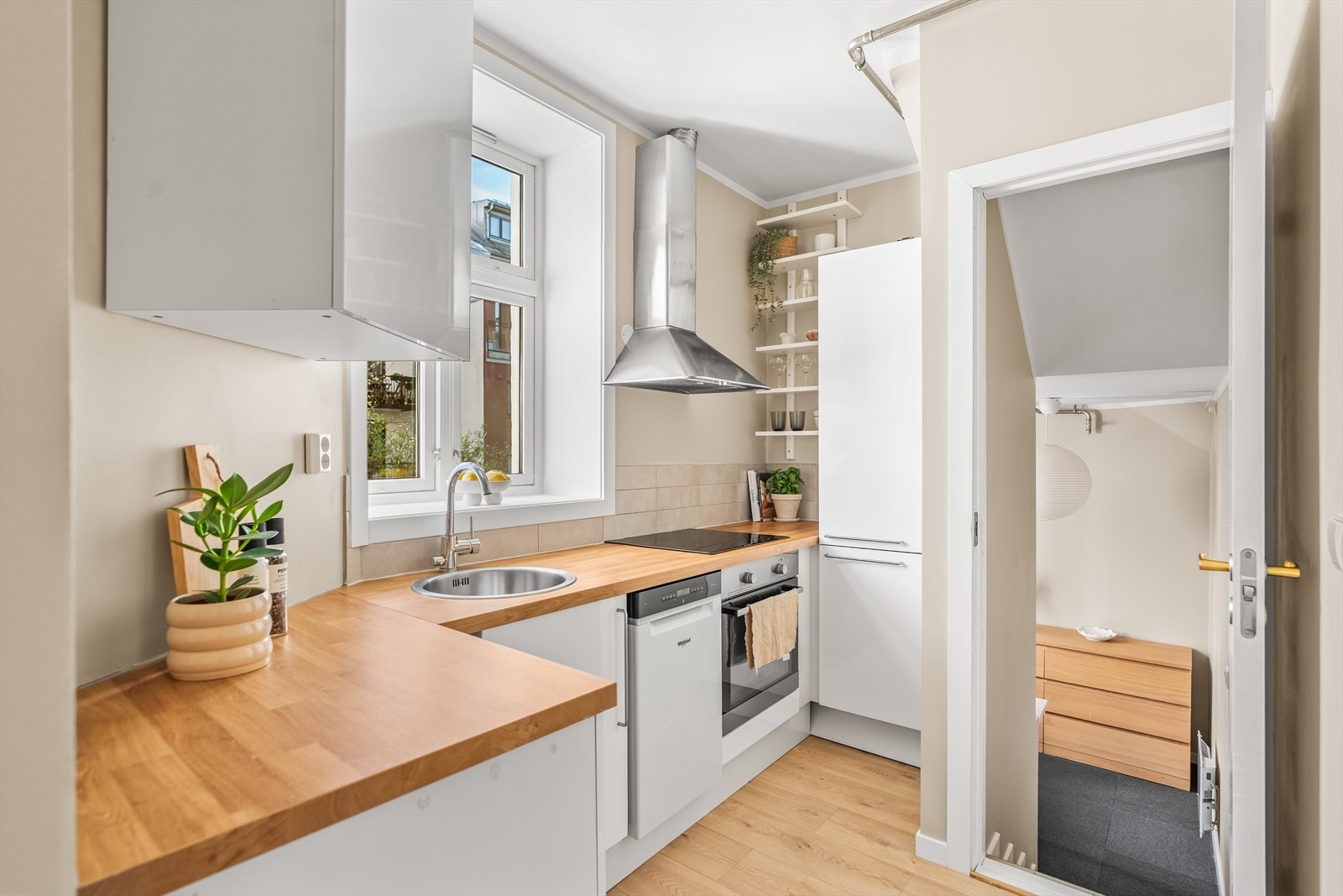 Kjøkkenet har opplegg for frittstående oppvaskmaskin (smal variant), ettgreps kran, platetopp, stekeovn og frittstående kjøl/fryseskap. Galleribilde