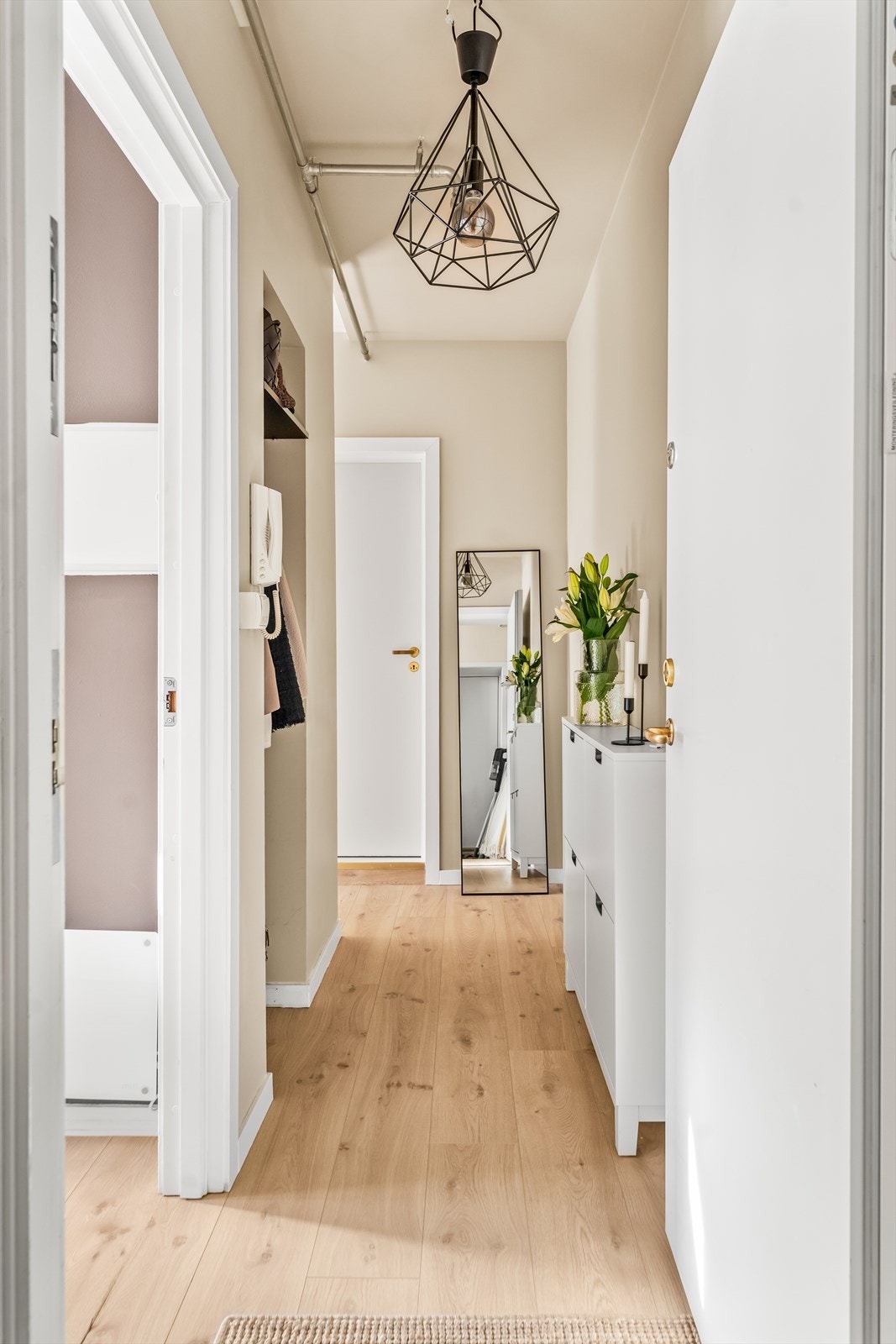 Velkommen inn! Boligen har en lys entré med plass til å henge fra seg yttertøy og sette fra seg sko i egen nisje. Galleribilde