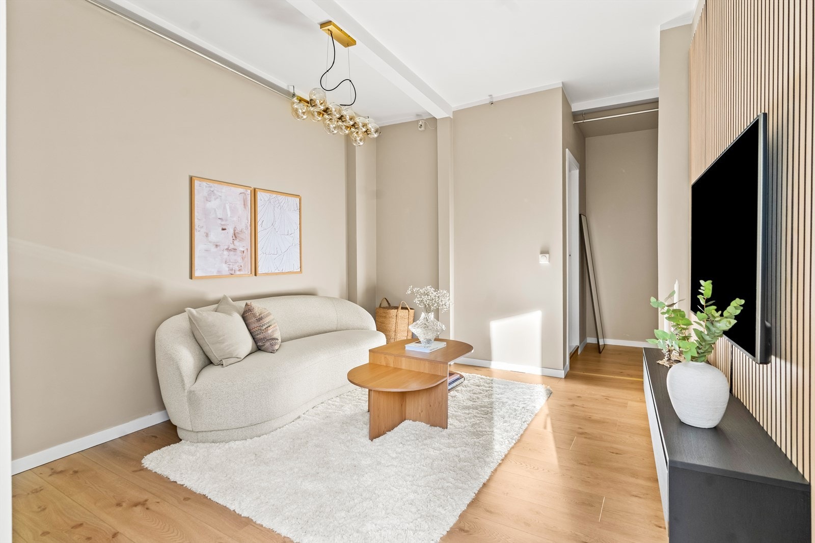 I rommet er det plass til sofa, tv-møbel og bord Galleribilde