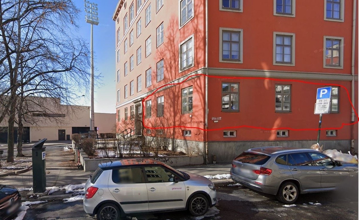Leiligheten er i høy 1. etasje, omtrent som 2. etasje over gateplan. Ikke innsyn fra gateplan. Galleribilde