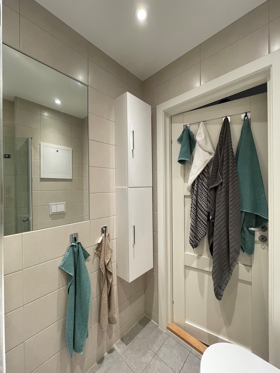 Badet med speil og vegghengt smalt skap. Galleribilde