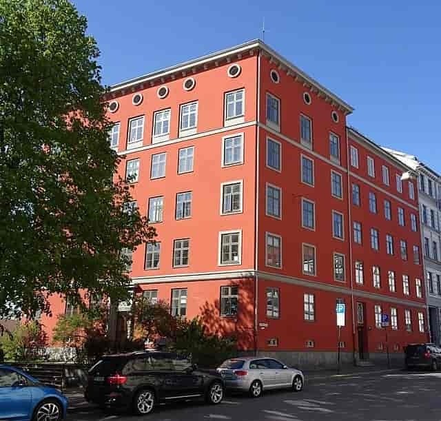 Leiligheten vender mot Sofies plass og Colletts gate. Galleribilde