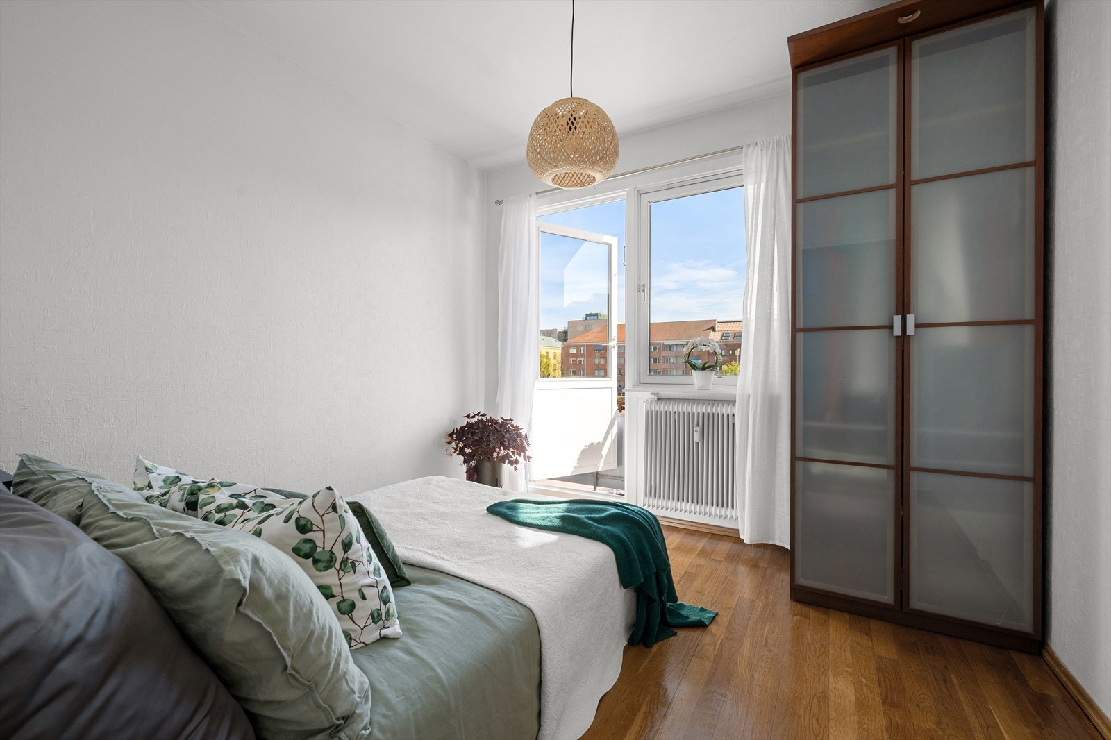 Hovedsoverom med god plass til dobbeltseng og garderobeinnredning Galleribilde