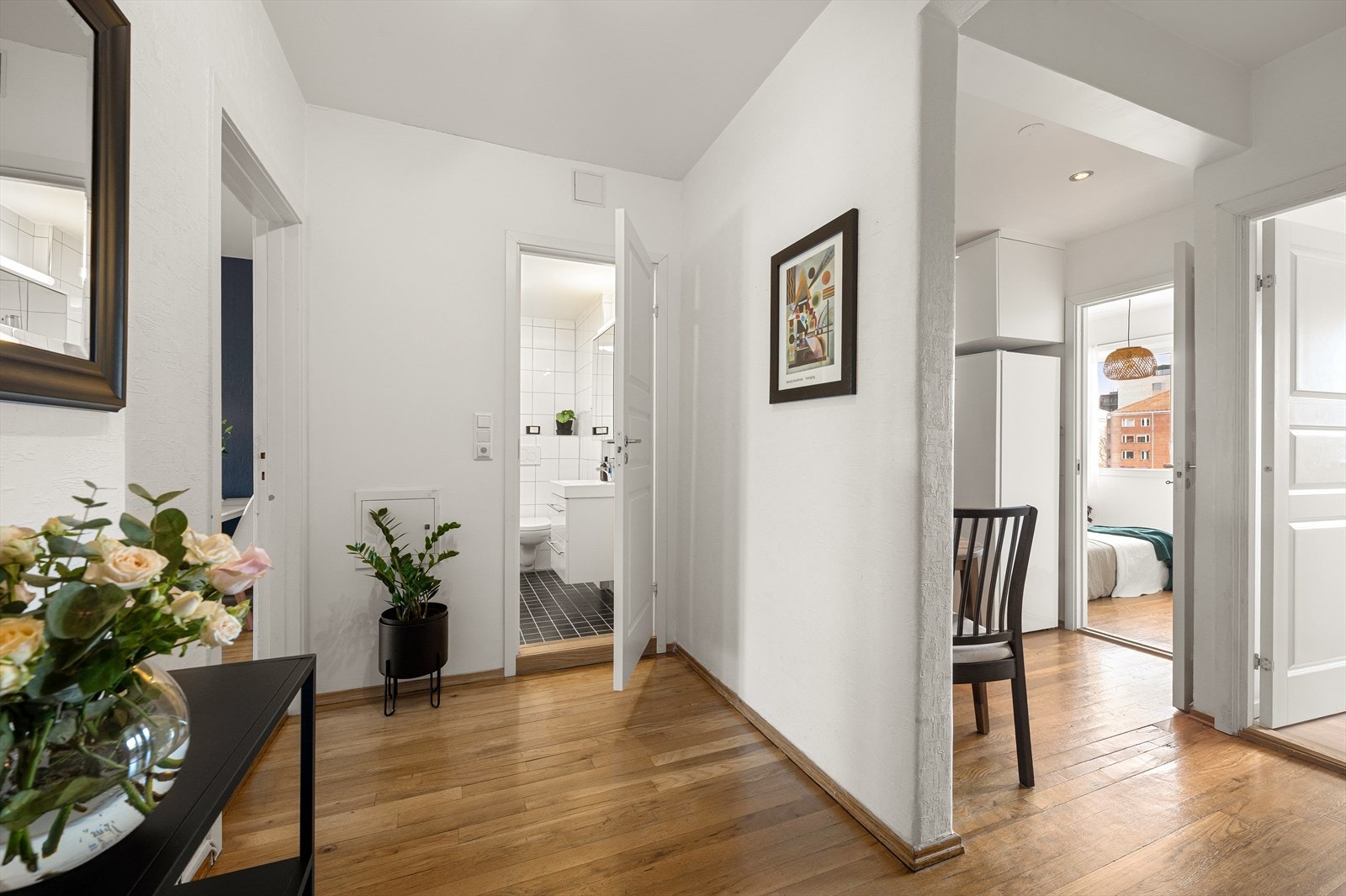 Leiligheten har en hyggelig entré Galleribilde