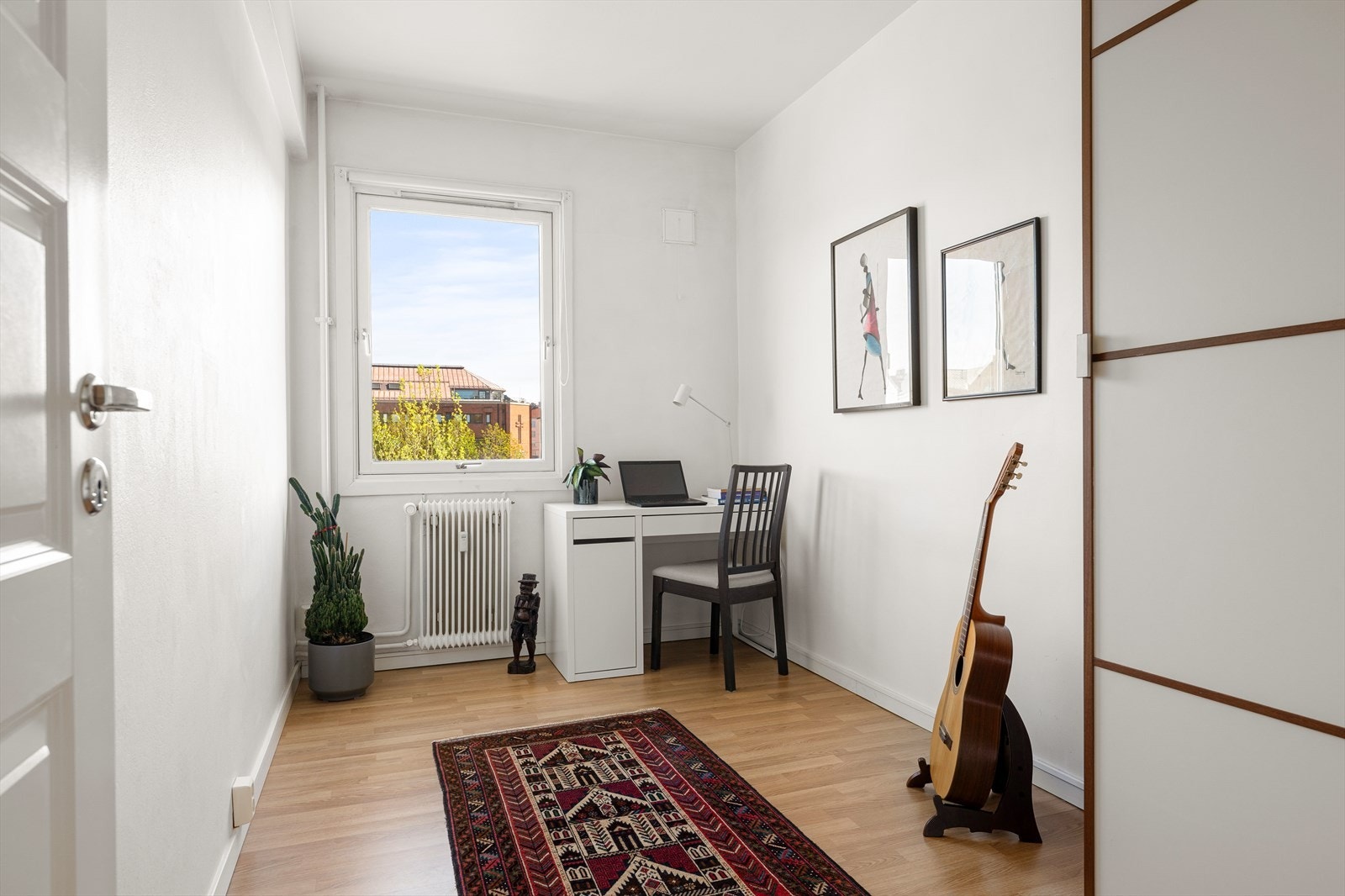 Soverom nr.2 med plass til seng og garderobeskap - Soverommet egner seg ypperlig som gjesterom eller kontor Galleribilde
