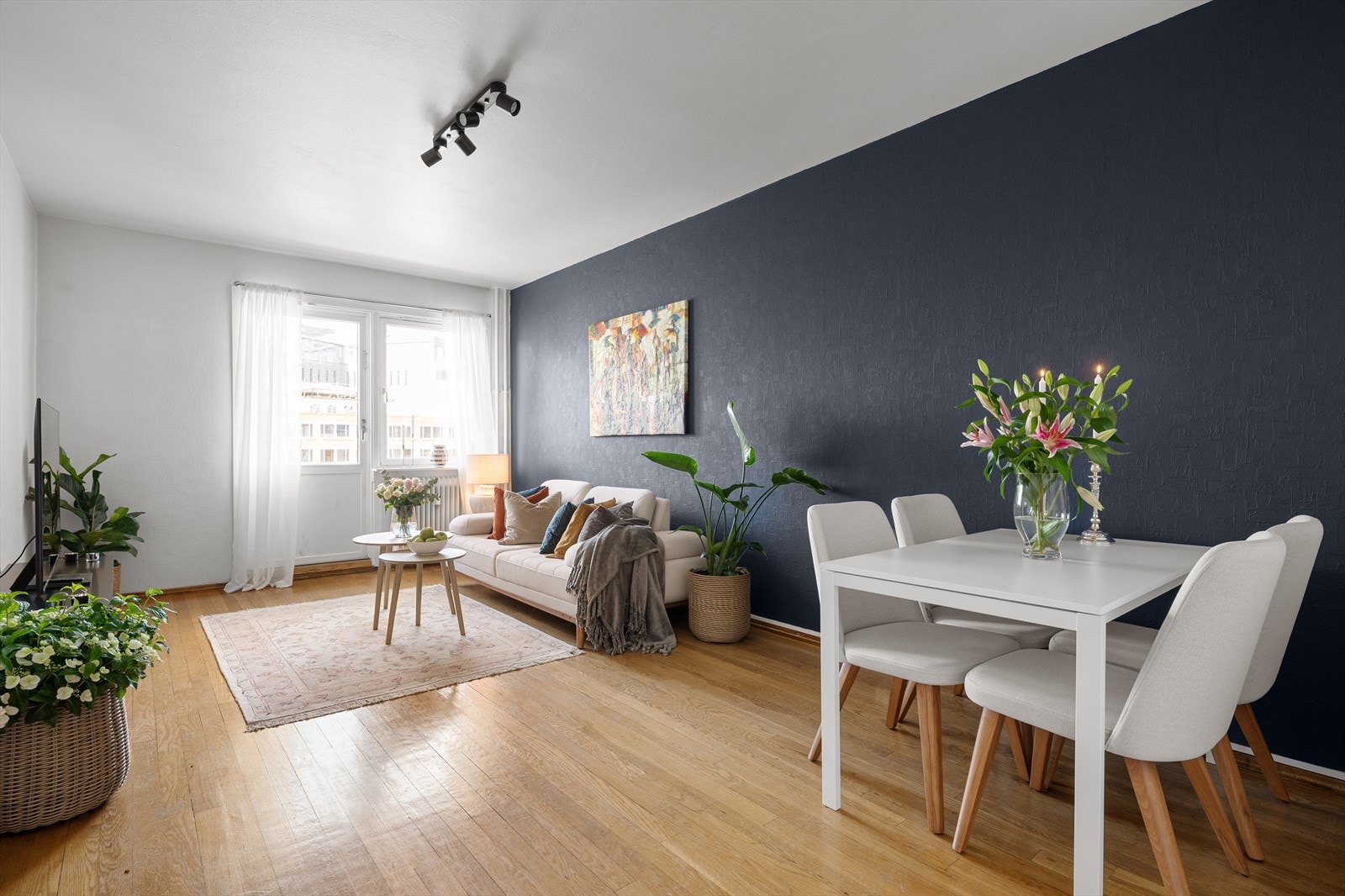 Stuen har god plass til sofa, stuebord og mediemøbelement samt spisebord Galleribilde