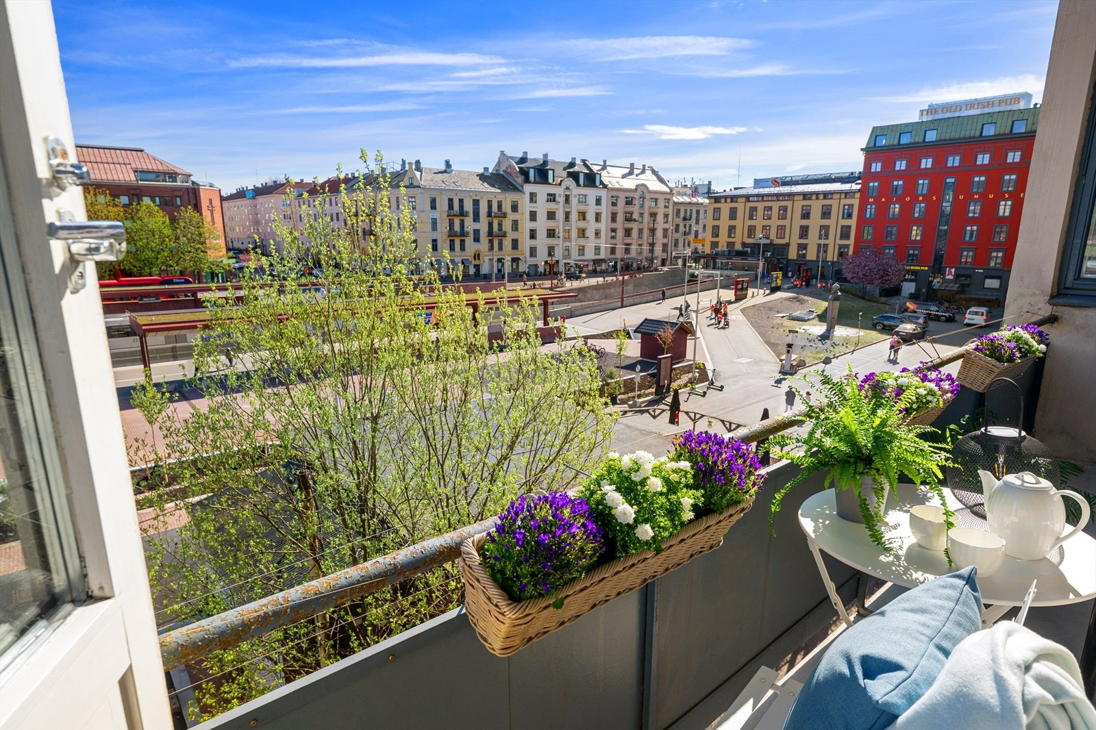 Balkongen har plass til et hyggelig cafésett Galleribilde