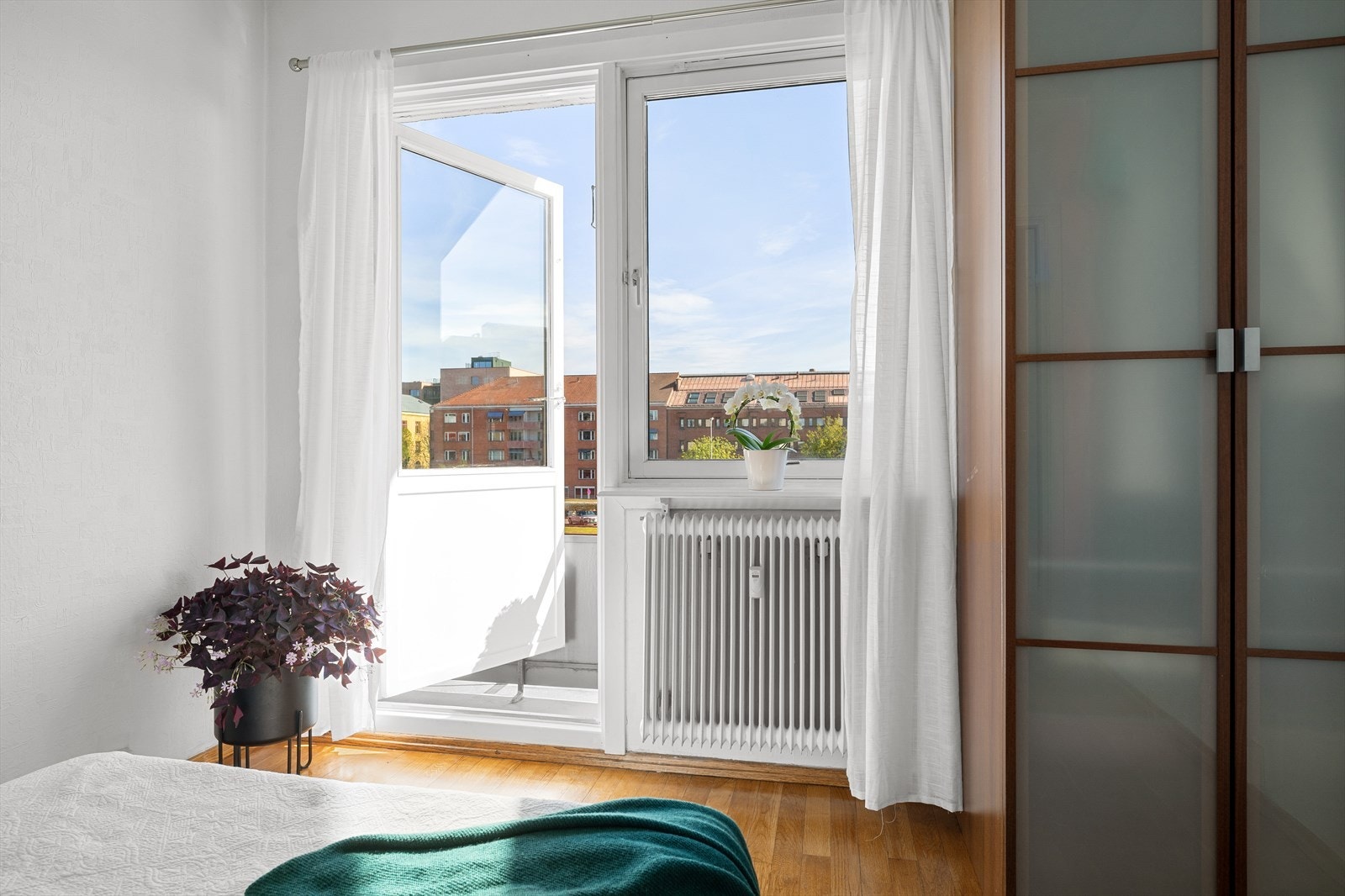 Fra hovedsoverommet er det utgang til en nordøstvendt balkong med morgensol Galleribilde