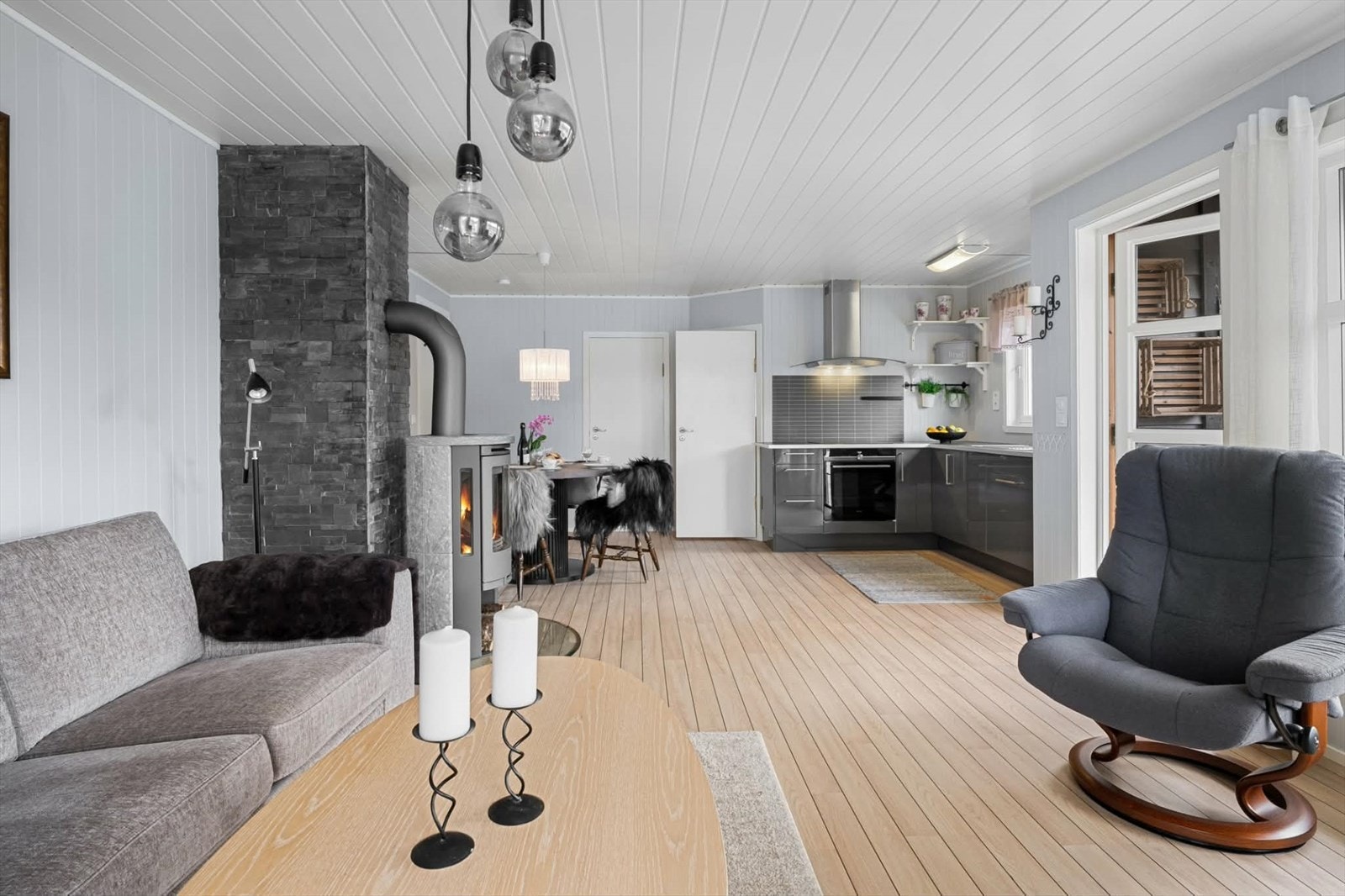 Her har man også peis som varmer opp hytten. Galleribilde