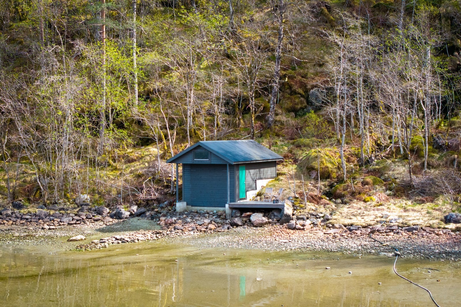 I front av naustet er det en langgrunne hvor man kan nyte bading på sommerstider! Galleribilde