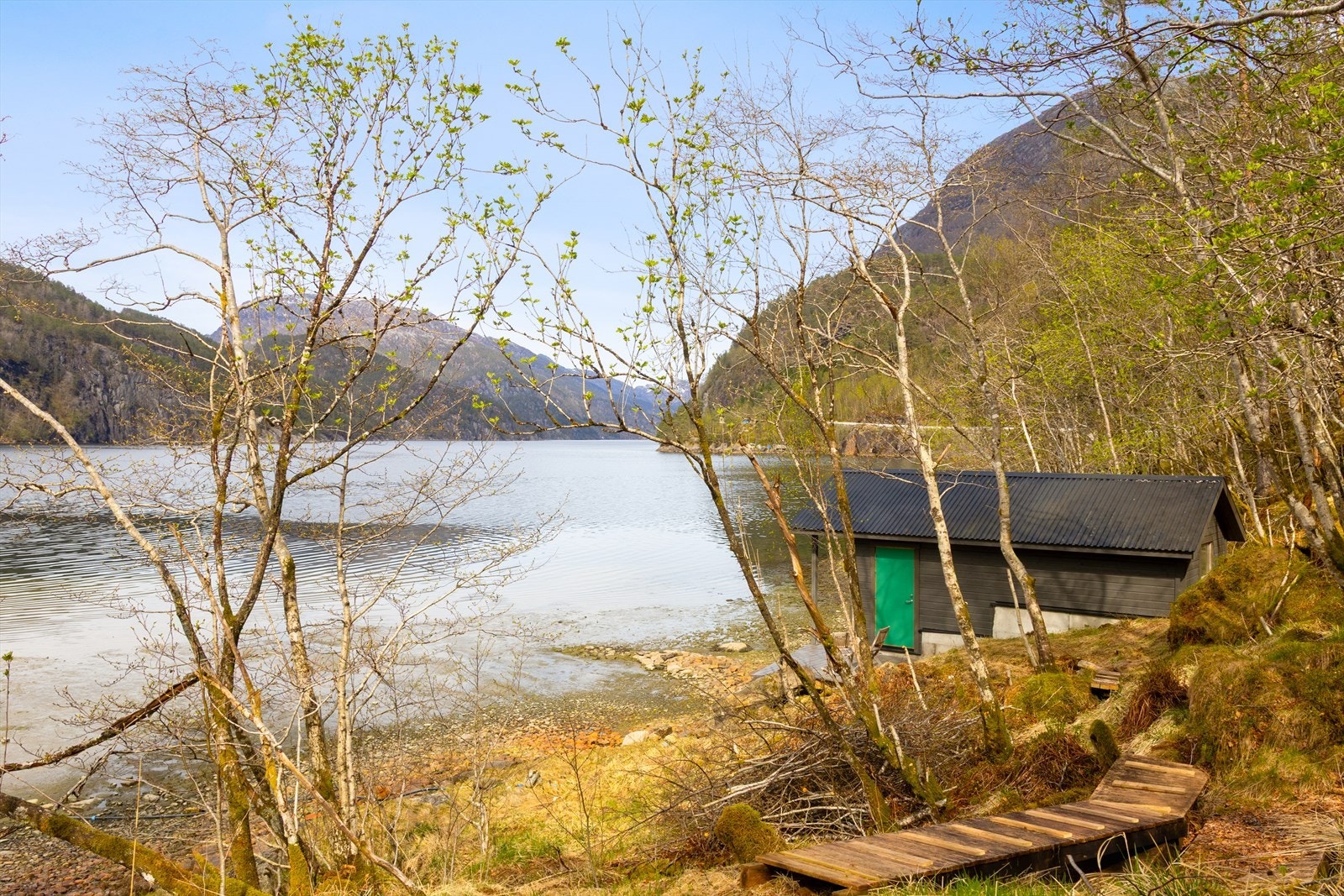 Naustet er på 19 kvm og her er det plass til å lagre båt og annet fiskeutstyr. Galleribilde