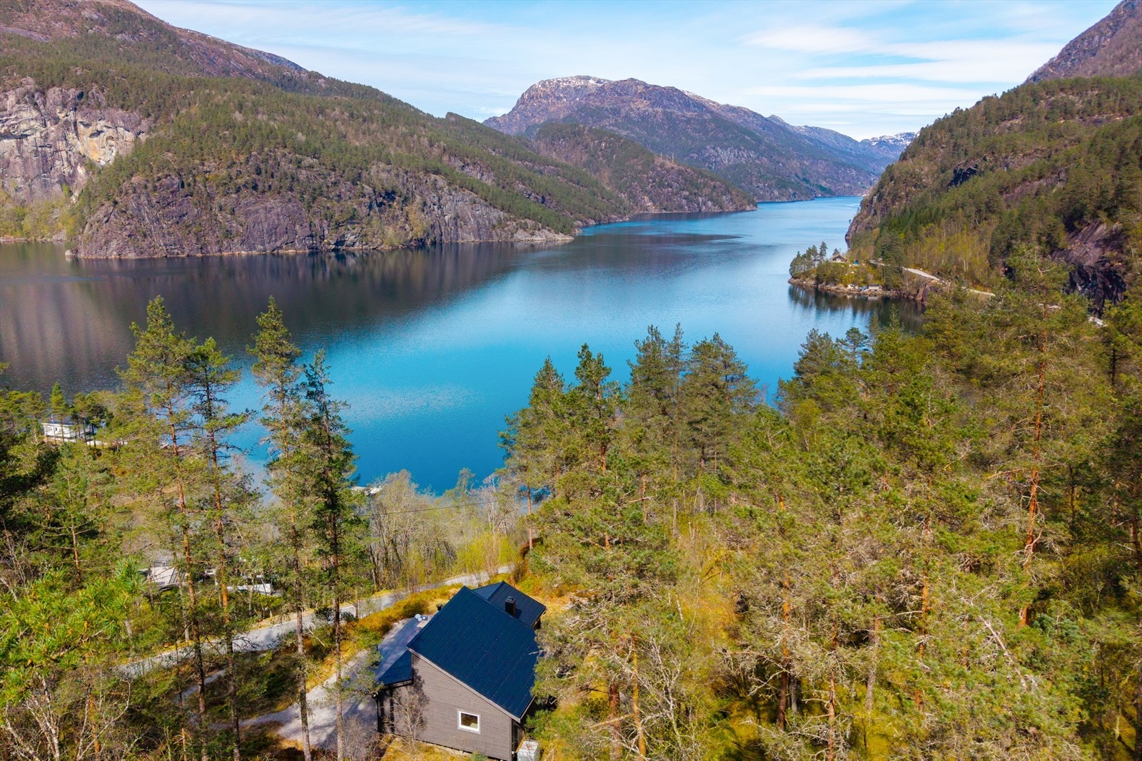 Dette er en moderne hytte med god plass til familie og venner. Dette er en hytte som ligger for seg selv på oppside av veien med nydelig utsikt over fjord og fjell. Galleribilde