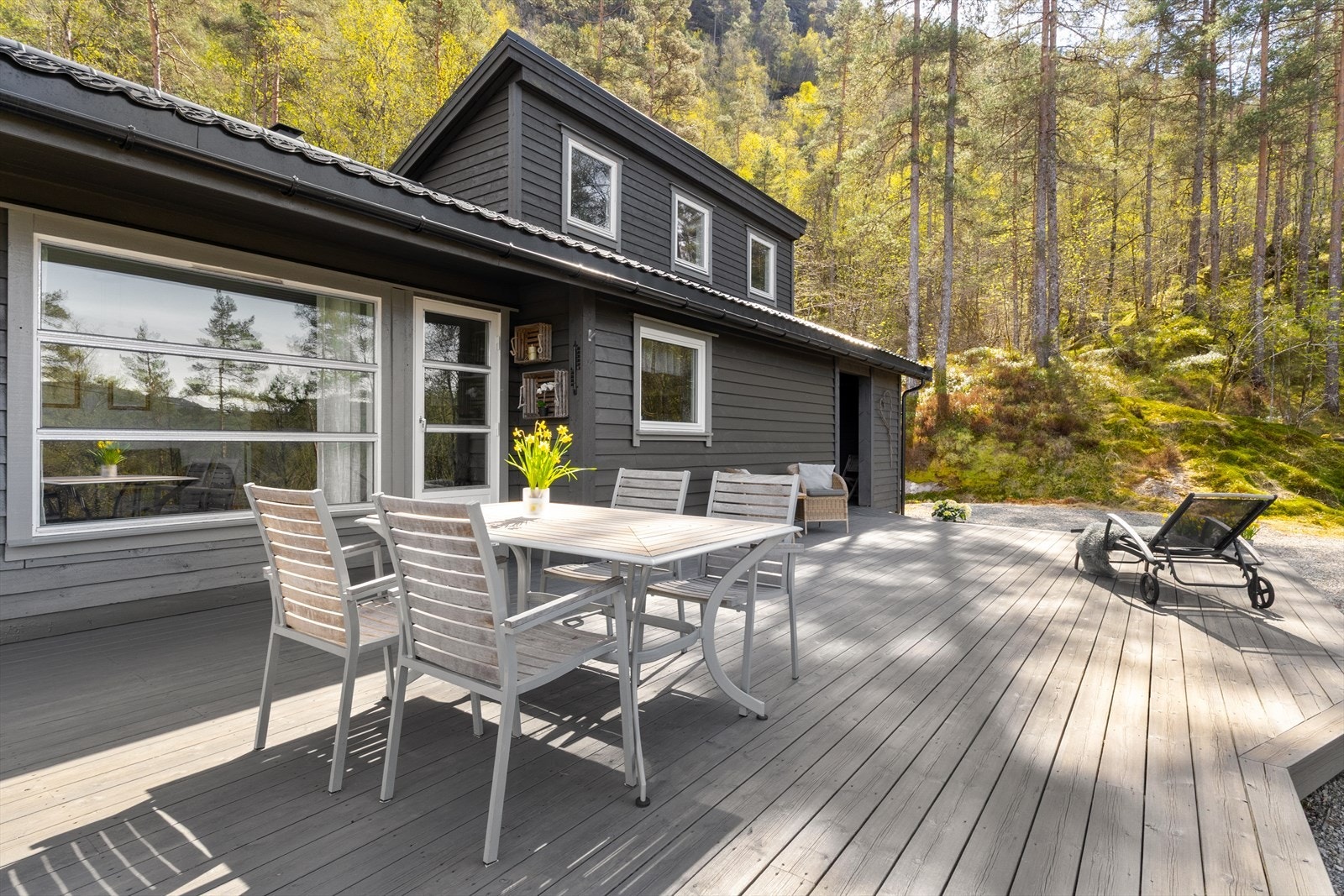 Hytten har en stor og fin terrasse med mye plass til å dele inn i soner med sofagruppe og spisegruppe. Galleribilde