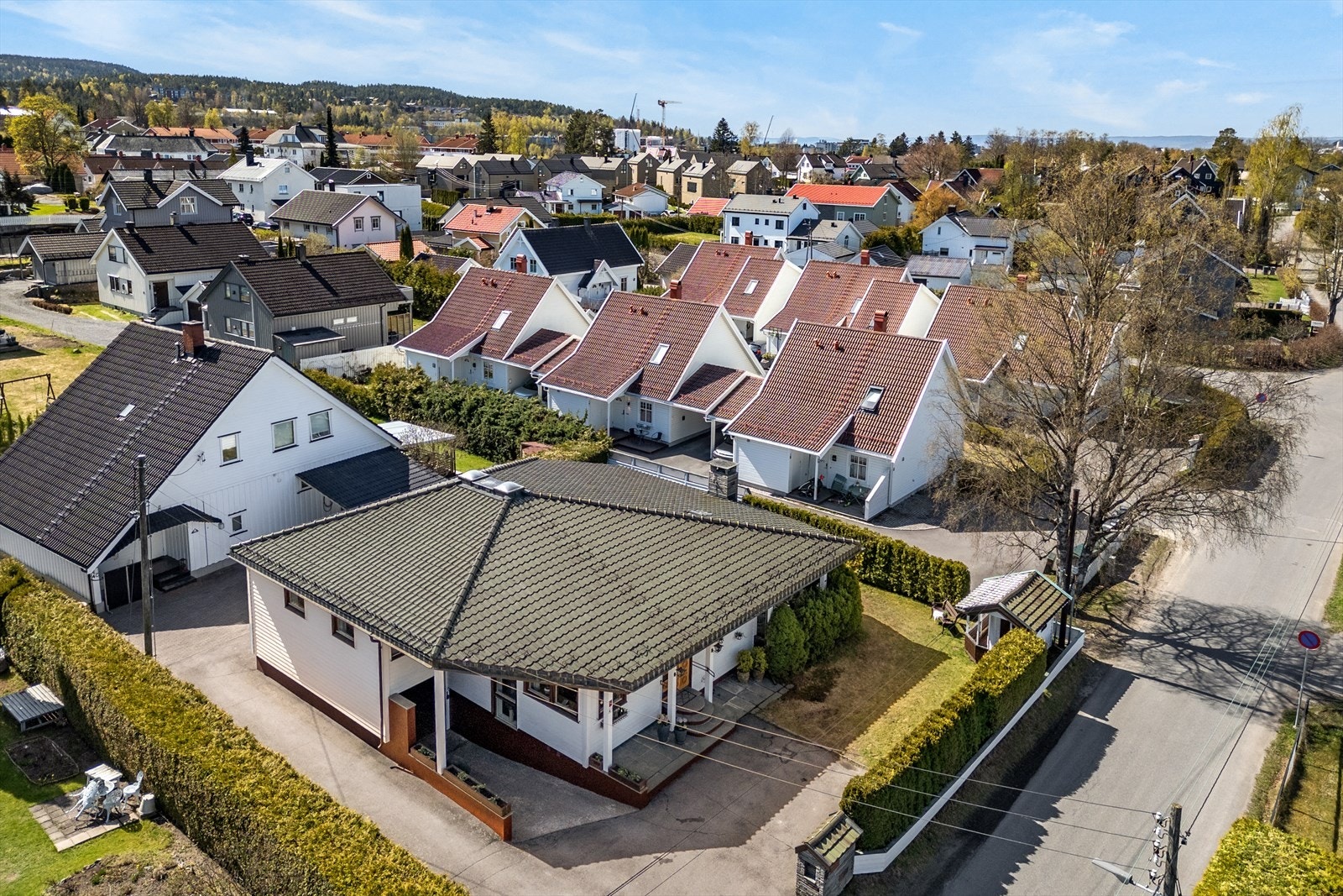 Fra eiendommen er det kort vei til både skoler, barnehager og dagligvarebutikker. Galleribilde