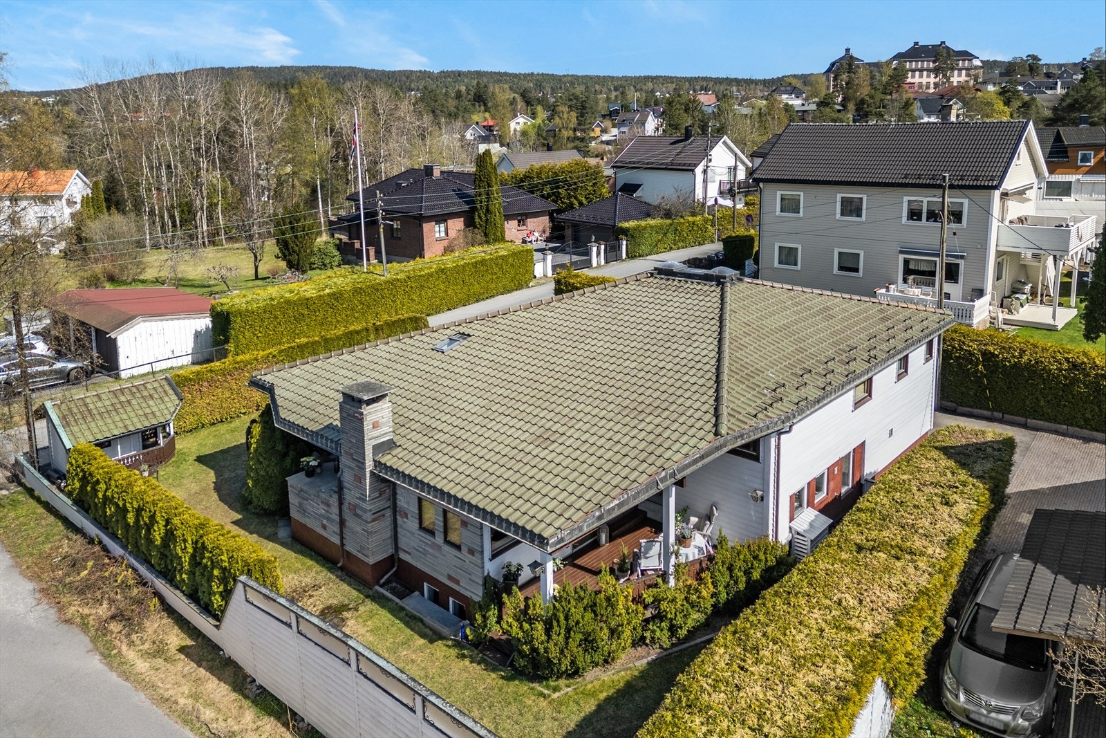 Taket er tekket med glasert takstein, og takrenner er i kobber. Galleribilde