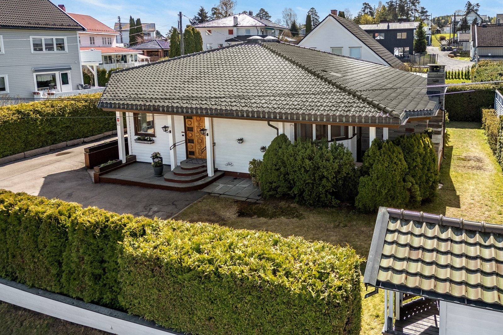 Boligen ligger fint til i et etablert og rolig boligområde på Høybråten. Galleribilde