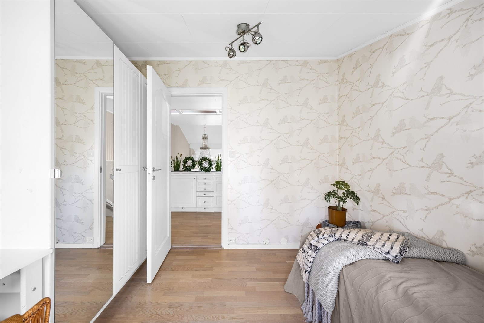 Soverom med god plass til seng og garderobeløsning. Galleribilde