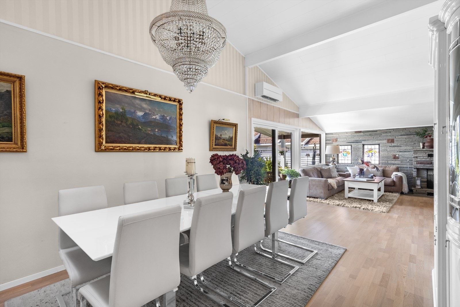 Spisestuen har god plass til langbord for større selskaper. Galleribilde