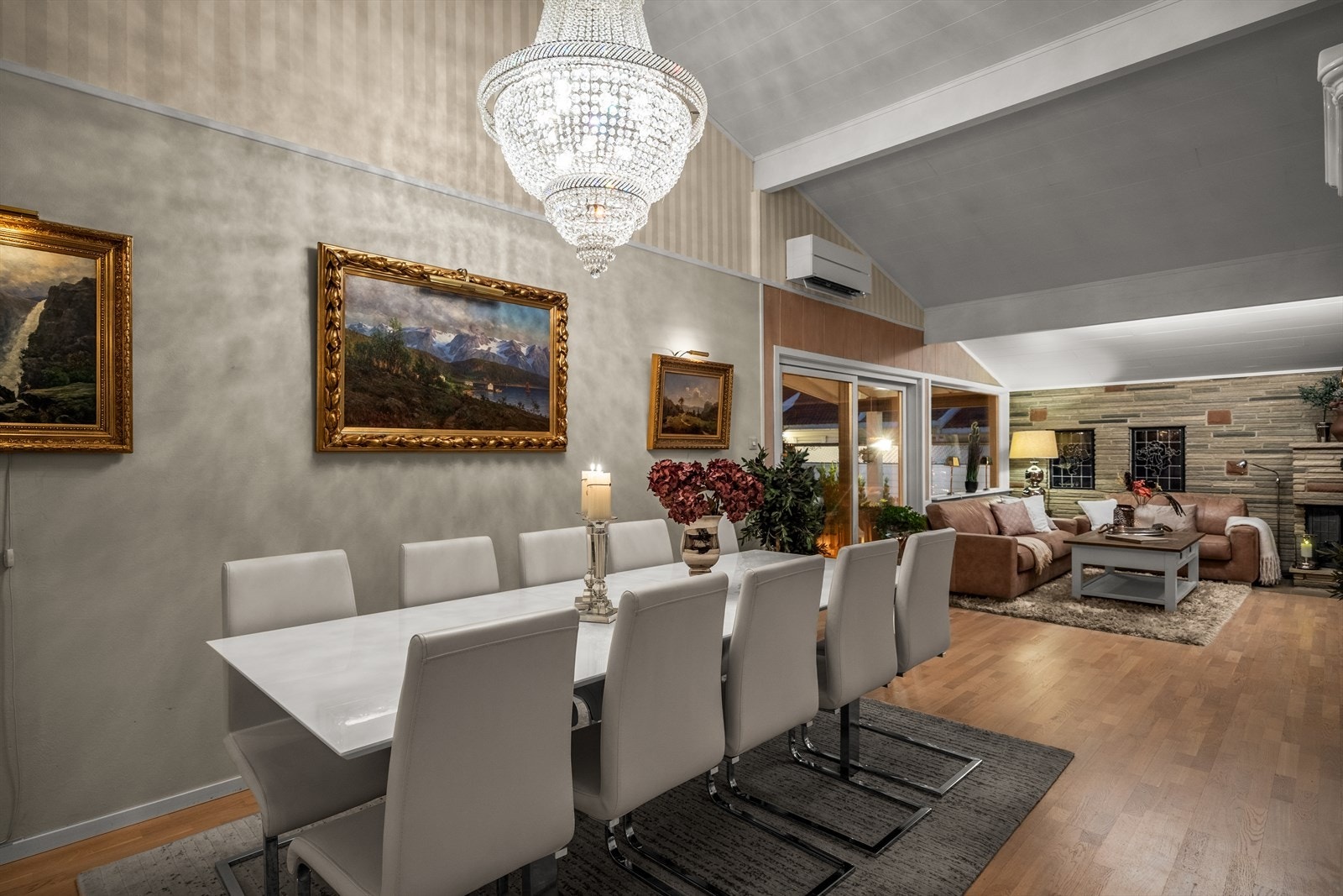 En elegant og romslig spisestue, perfekt for sosiale sammenkomster. Galleribilde