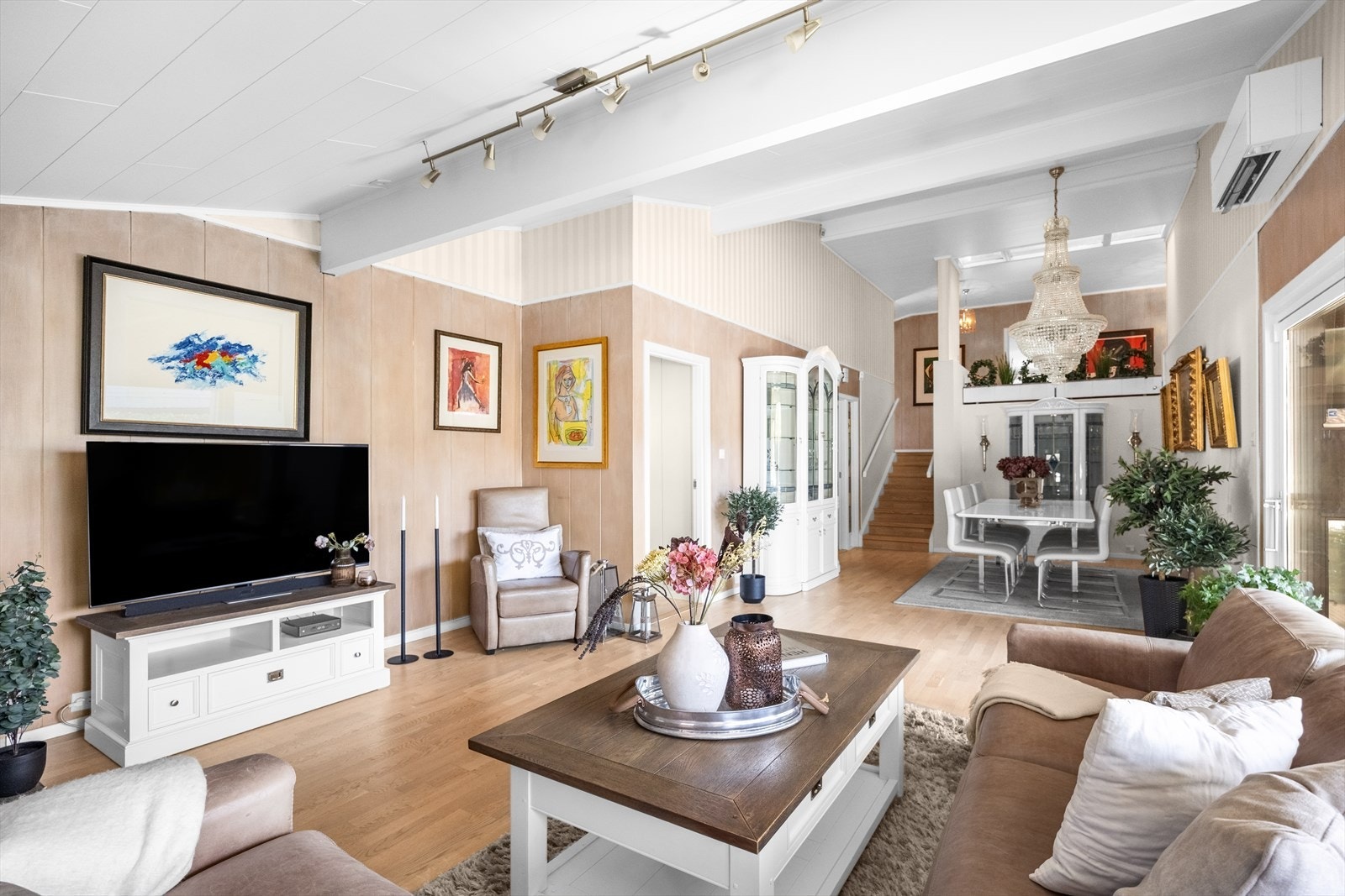 Stuen er romslig og har en åpen løsning med flere soner. Galleribilde
