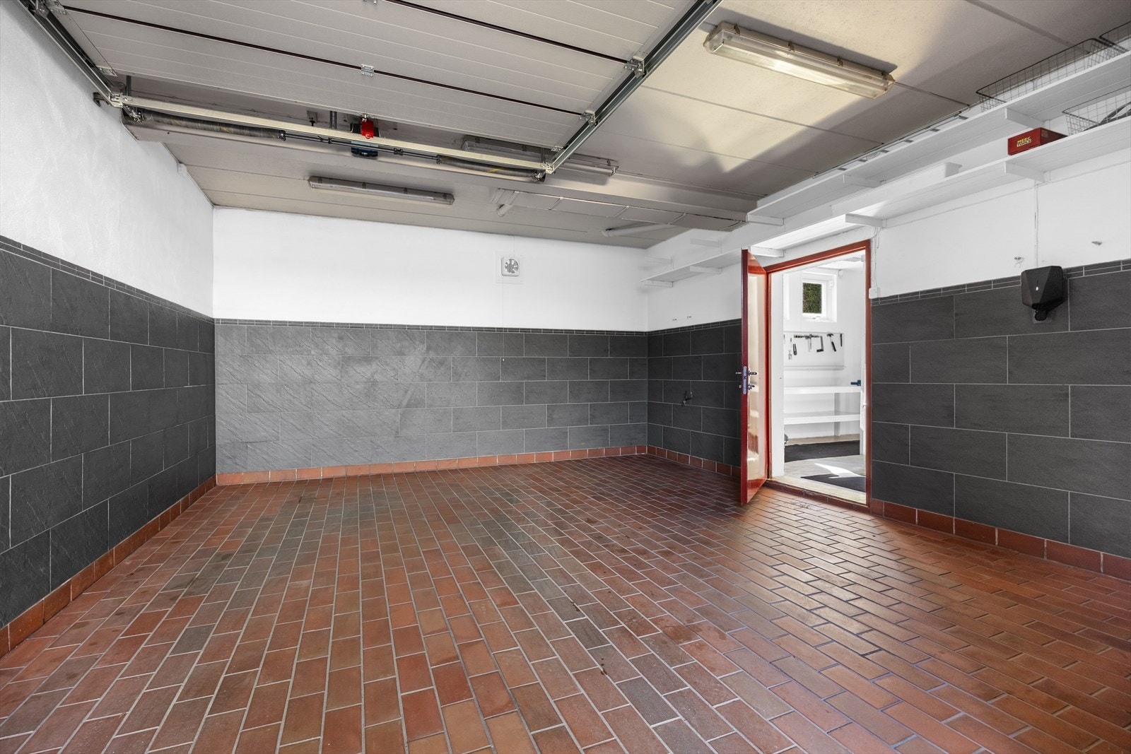 Garasje med plass til 2 biler og direkte inngang til huset. Galleribilde