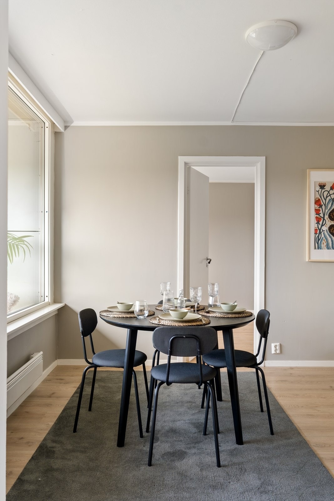 Her er det også god plass for et stort spisebord for hyggelige sammenkomster. Galleribilde