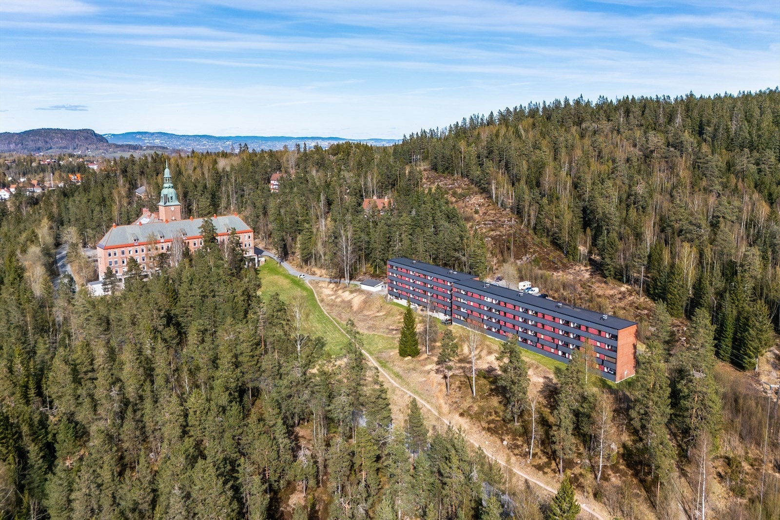 Området byr på gode turmuligheter året rundt, med Vardåsen som et populært turmål. Galleribilde