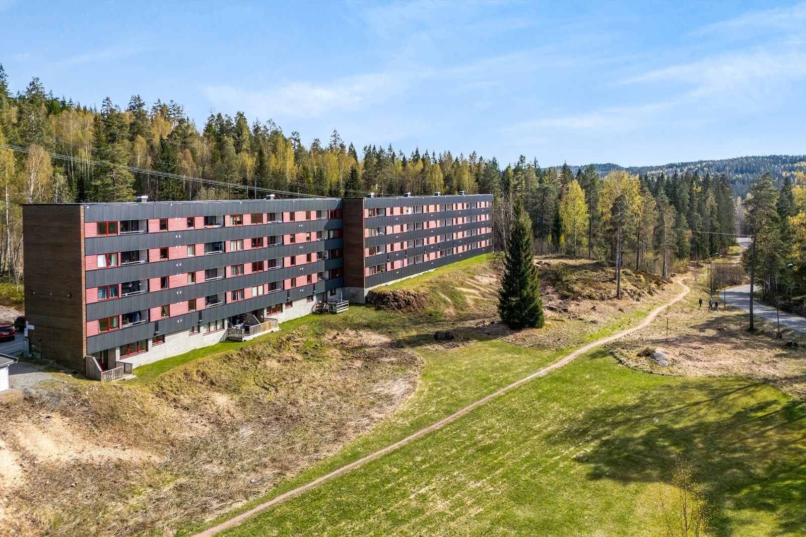 Leiligheten har en fantastisk beliggenhet med umiddelbar nærhet til skog og mark, som gir bl.a. ski-in-ski-out muligheter. Galleribilde