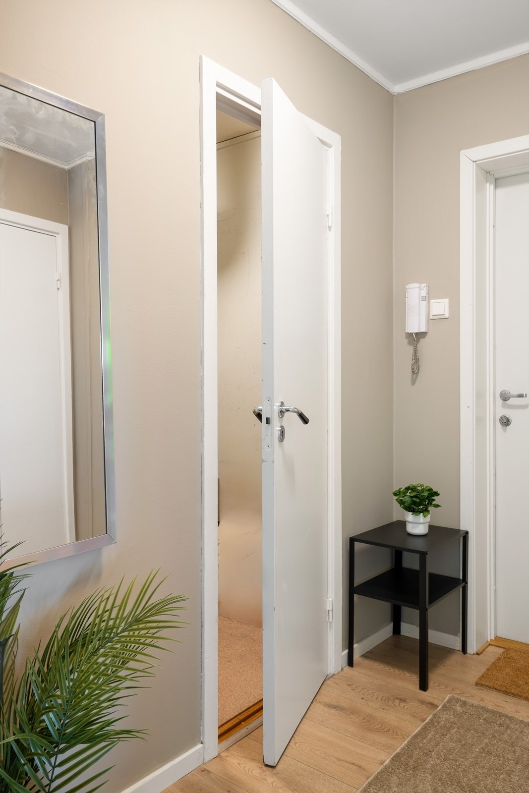 Entreen er tilknyttet bod som passer perfekt som walk-in garderobe. Galleribilde