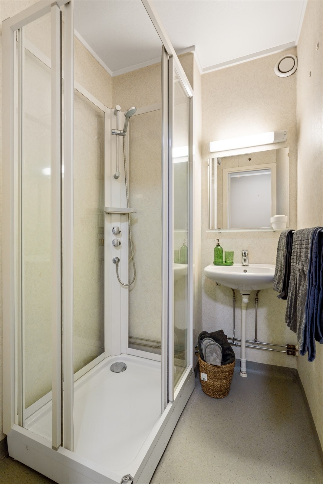 Badet er av enkel standard med dusjkabinett som er en tryggere løsning. Galleribilde
