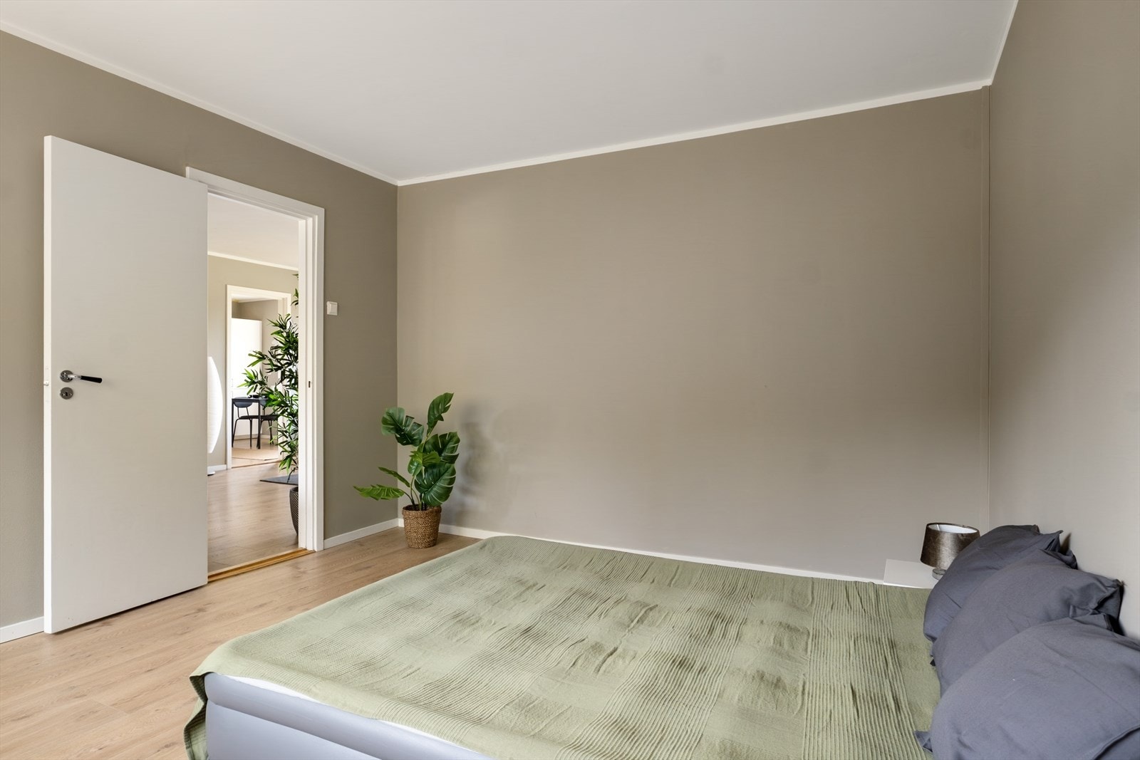Soverommene har god plass for garderobeskap, skrivebord, nattbord og seng. Galleribilde