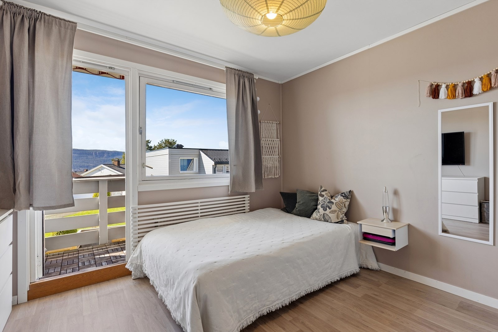 Fra soverommet er det enkel tilgang til den overbygde balkongen, perfekt for morgenkaffen eller ettermiddagslesing. Galleribilde