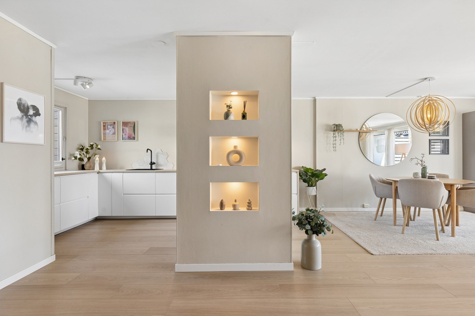 Kjøkkenet er et moderne samlingspunkt med glatte fronter og en funksjonell laminat benkeplate. Galleribilde