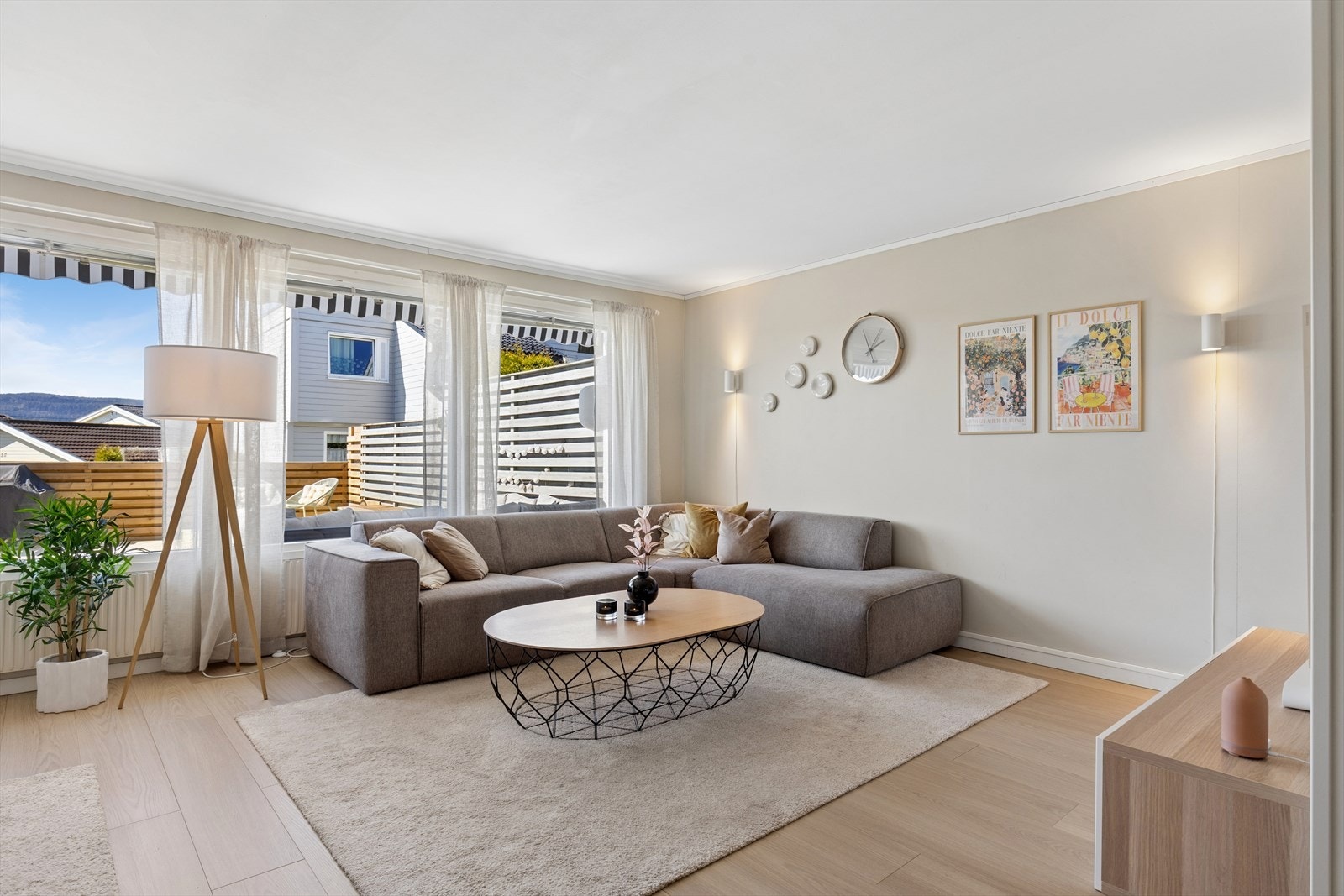 Store vinduer slipper inn godt med naturlig lys, og gir en luftig følelse i hele oppholdsrommet. Galleribilde