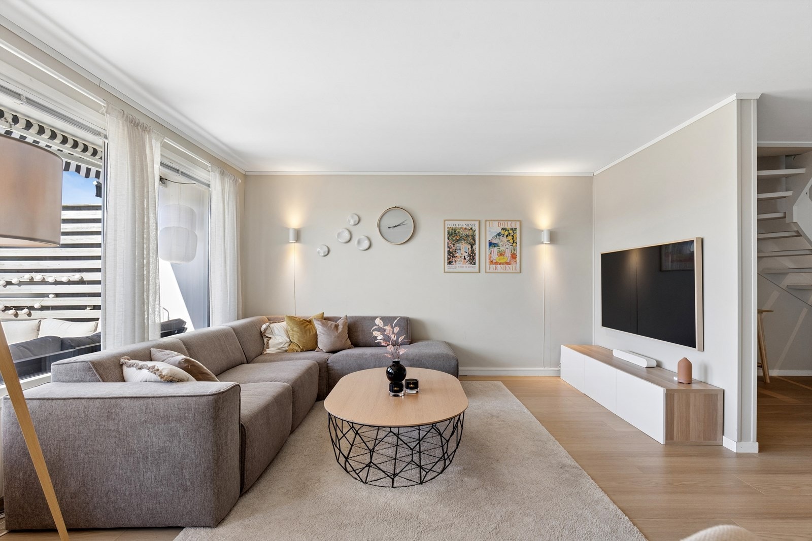 Her i stuen er det rikelig med plass til en stor sofagruppe, perfekt for avslapning og underholdning. Galleribilde