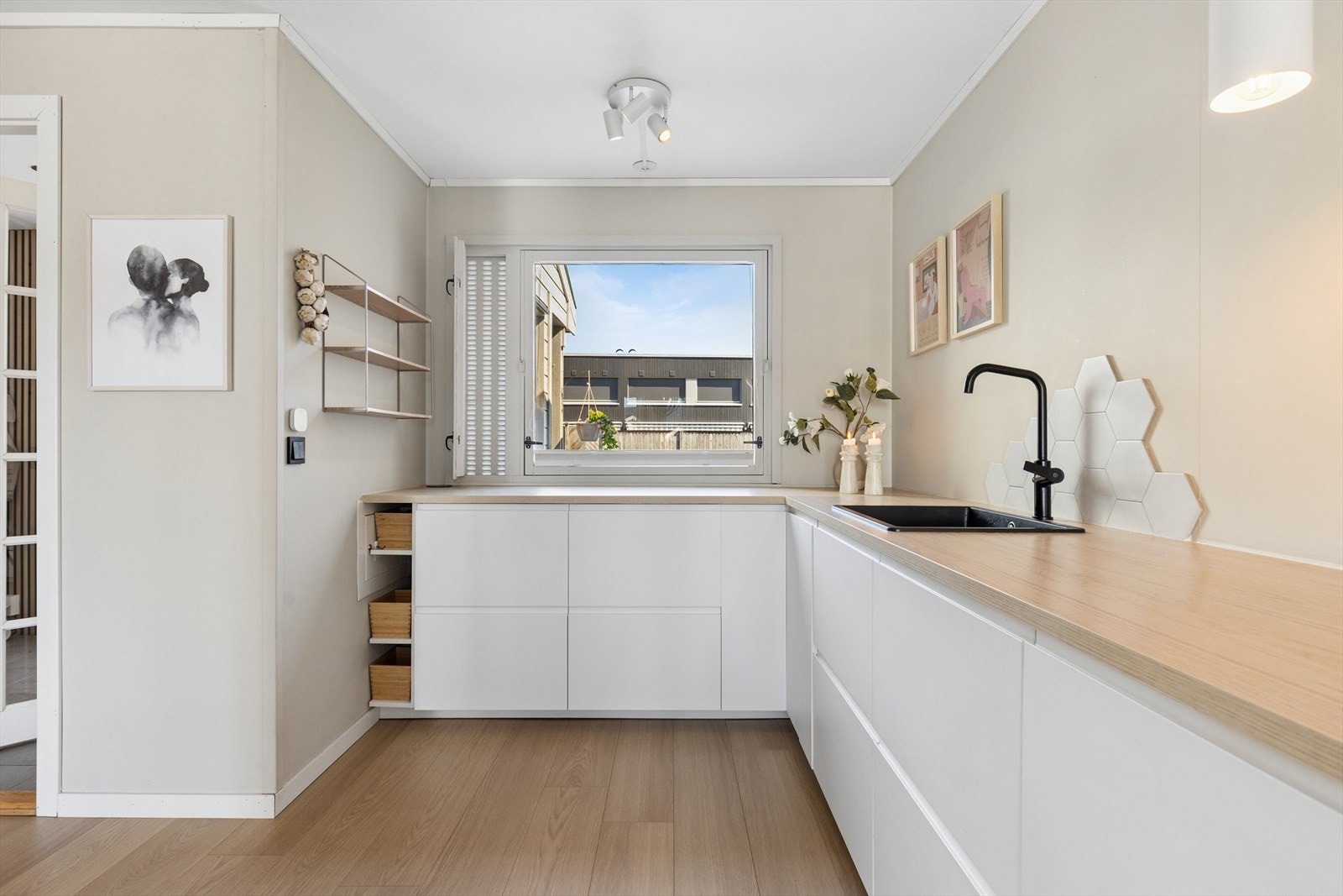Den praktiske kjøkkenventilator med kullfilter sikrer et godt inneklima, selv under matlaging. Galleribilde