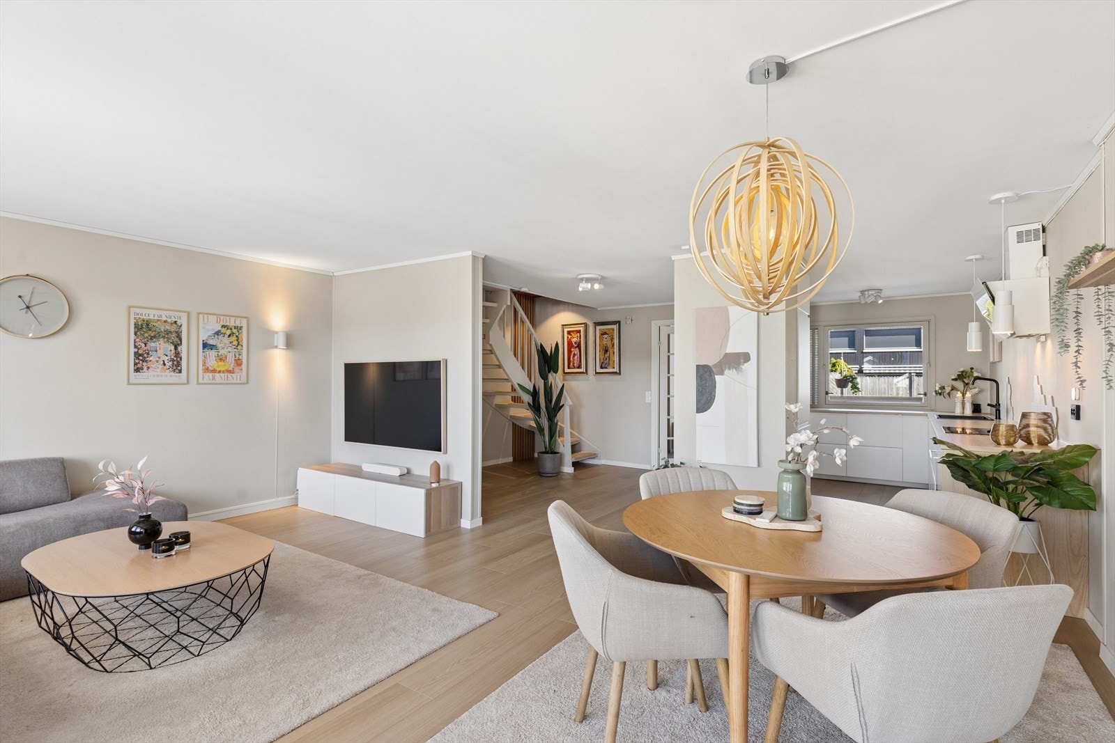 Stuen og kjøkkenet er i en kombinert løsning, noe som skaper en sosial og åpen atmosfære med god plass til både spiseplass og sofagruppe. Galleribilde