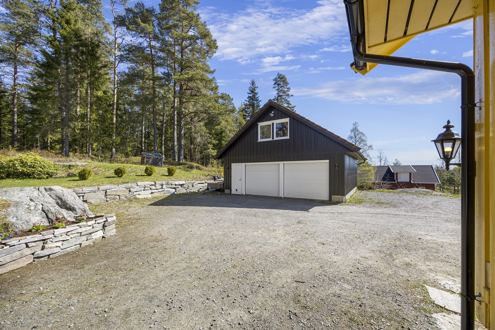 Frittstående dobbelgarasje med god plass til biler og oppbevaring, samt et lagringsloft (ikke omsøkt). Galleribilde