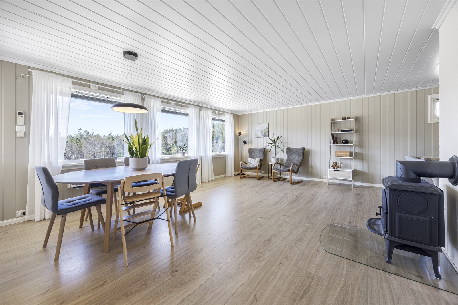 Stuen er romslig og har plass til både en stor spisestue og flere sittegrupper. Galleribilde