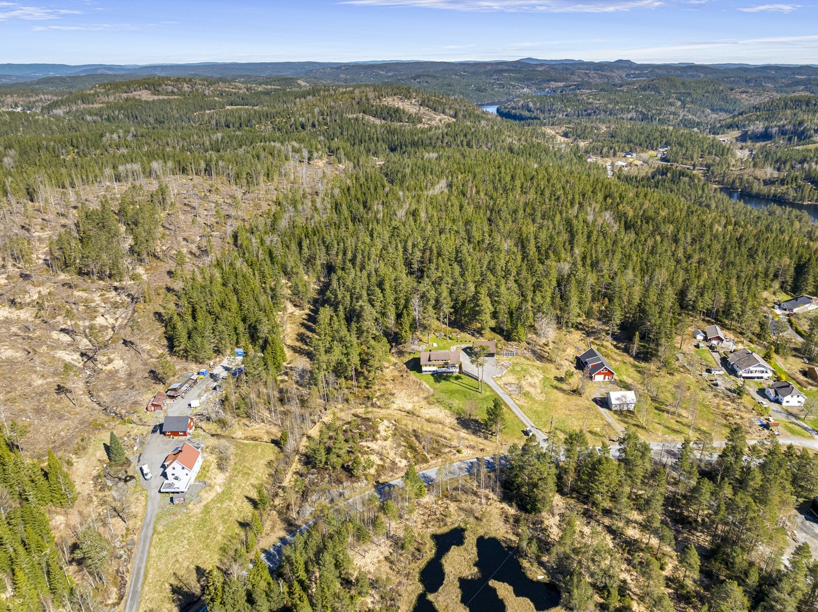 Tomten er på hele 18,8 mål og består av tun, plen, skog og vei inn kort oppsummert. Galleribilde