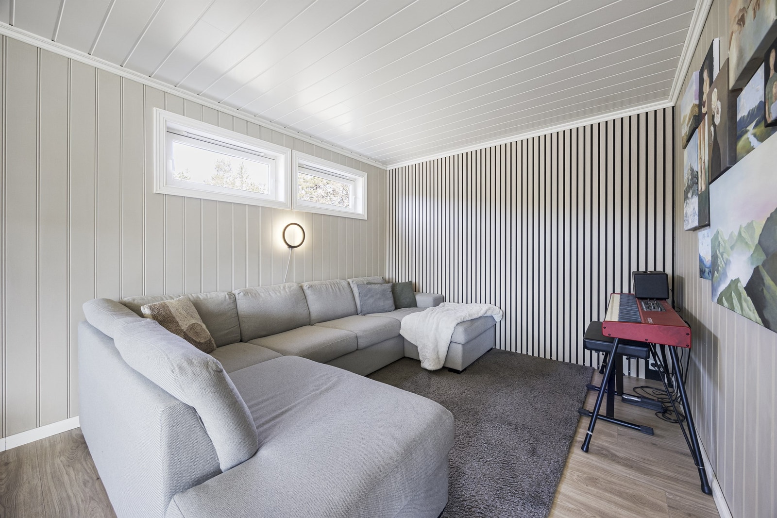En del av stuen er innredet som en lun TV-krok, med en moderne spilevegg som et dekorativt element. Galleribilde