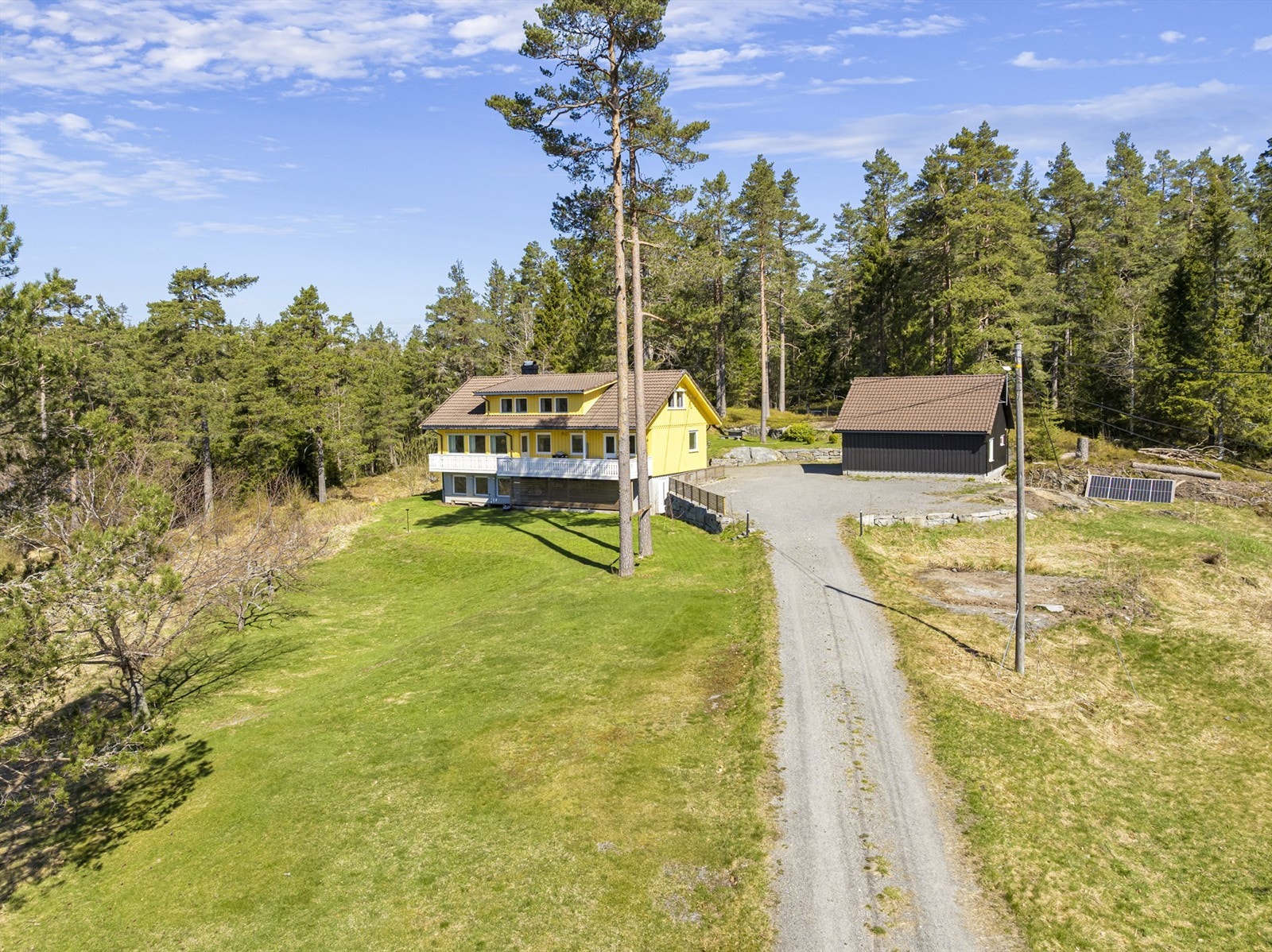Eiendommen ligger fritt i terrenget, med gode solforhold. Galleribilde