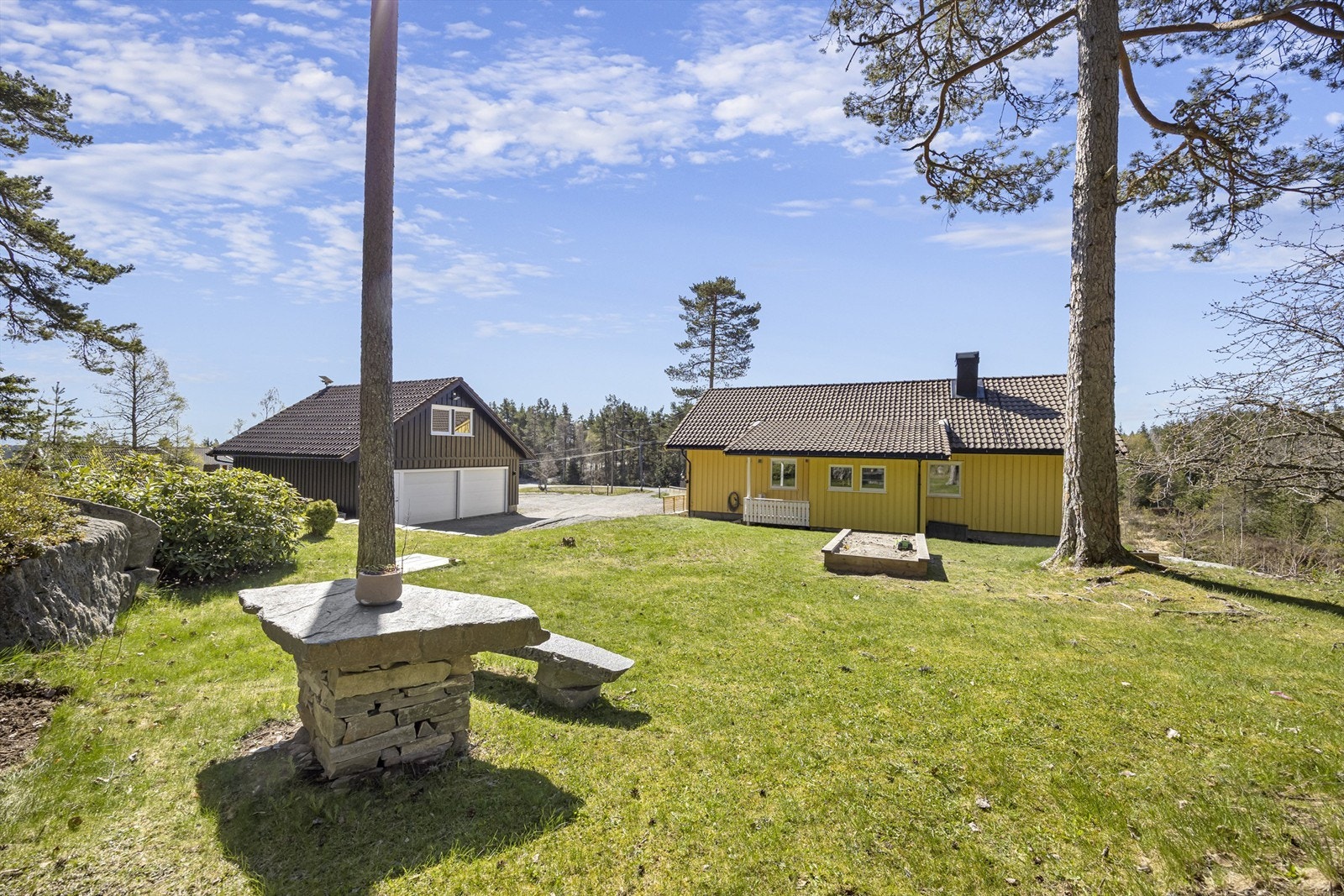 Den store hagen har en stor gressplen som innbyr til lek og utendørsaktiviteter for hele familien. Galleribilde